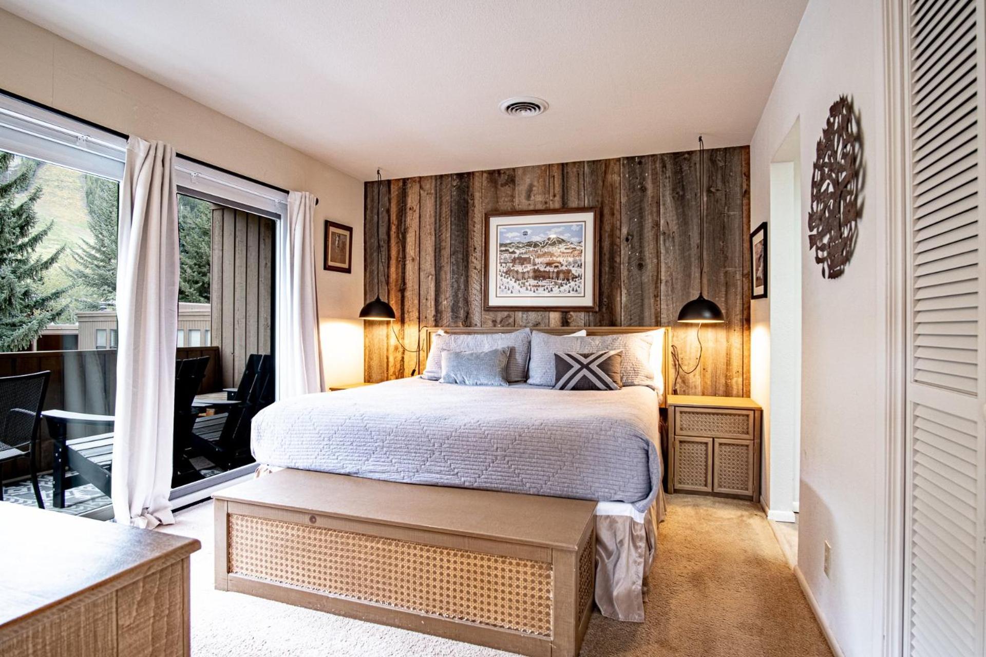 Sawtooth Ski Condo - Hot Tub + Walk to Ski Slopes!