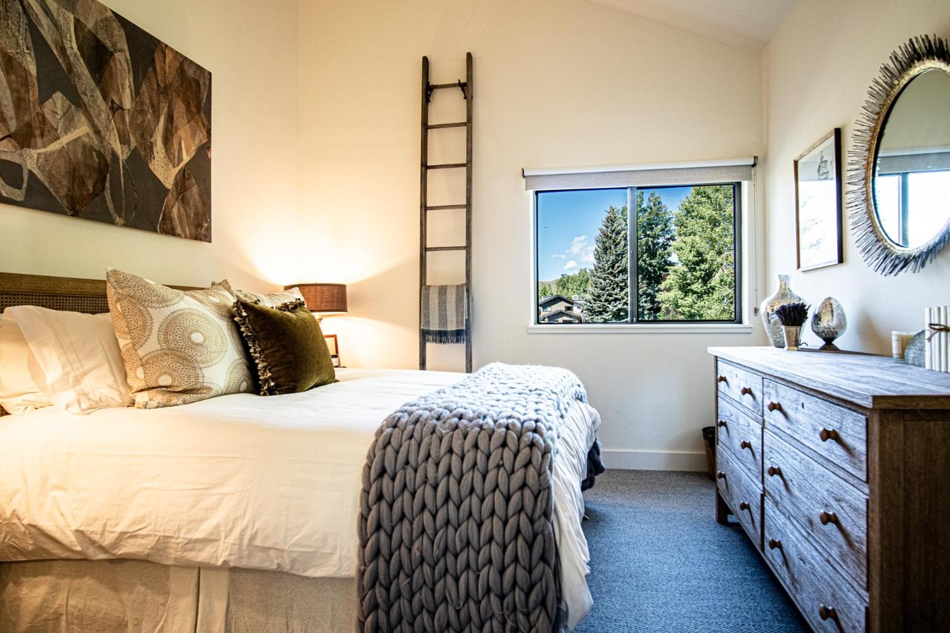 3BD-3BA Ski Chalet - Views + Resort Amenities!
