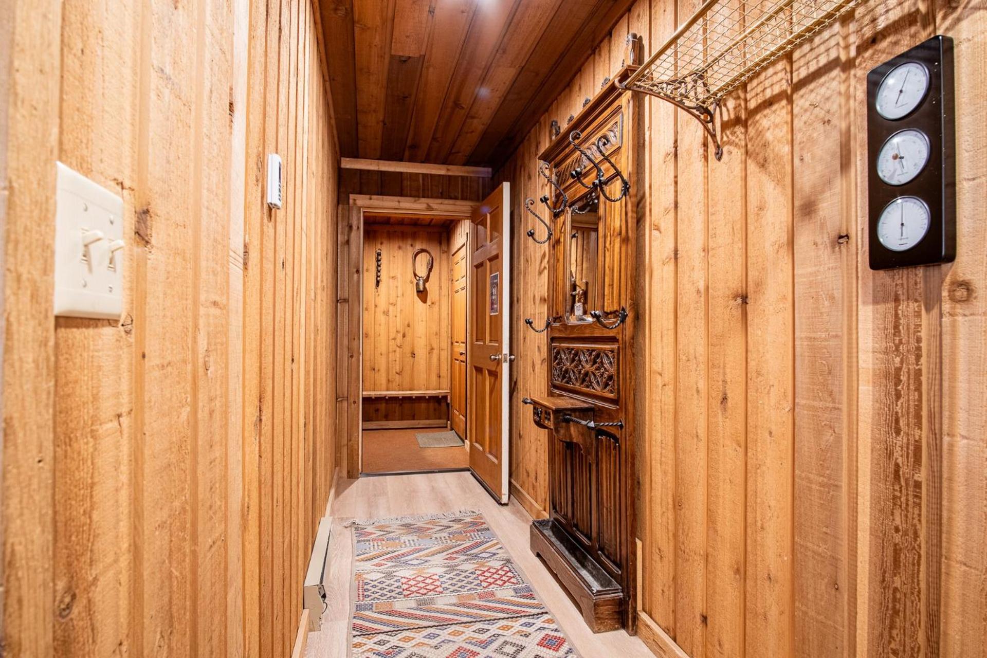 Sawtooth Ski Condo - Hot Tub + Walk to Ski Slopes!