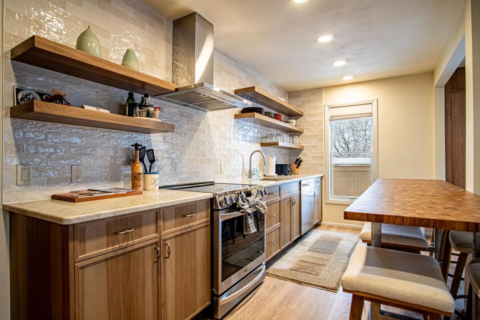 Sawtooth Ski Condo - Hot Tub + Walk to Ski Slopes!