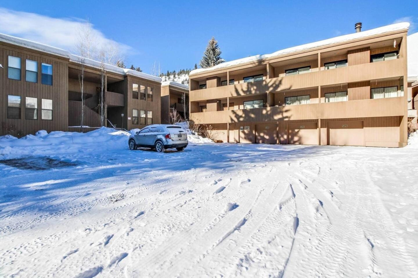 Sawtooth Ski Condo - Hot Tub + Walk to Ski Slopes!