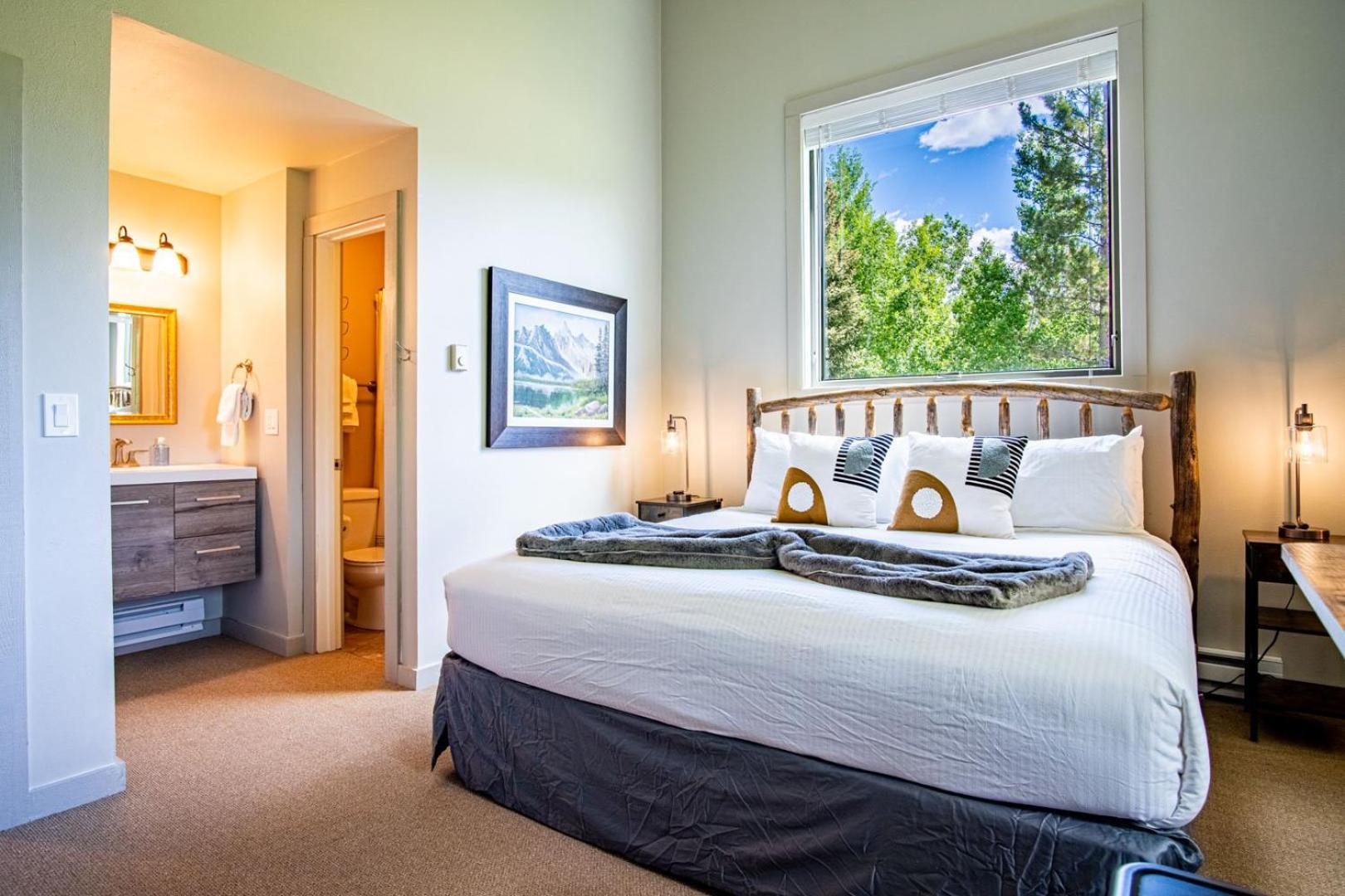 Modern Golf View Condo + Resort Amenities