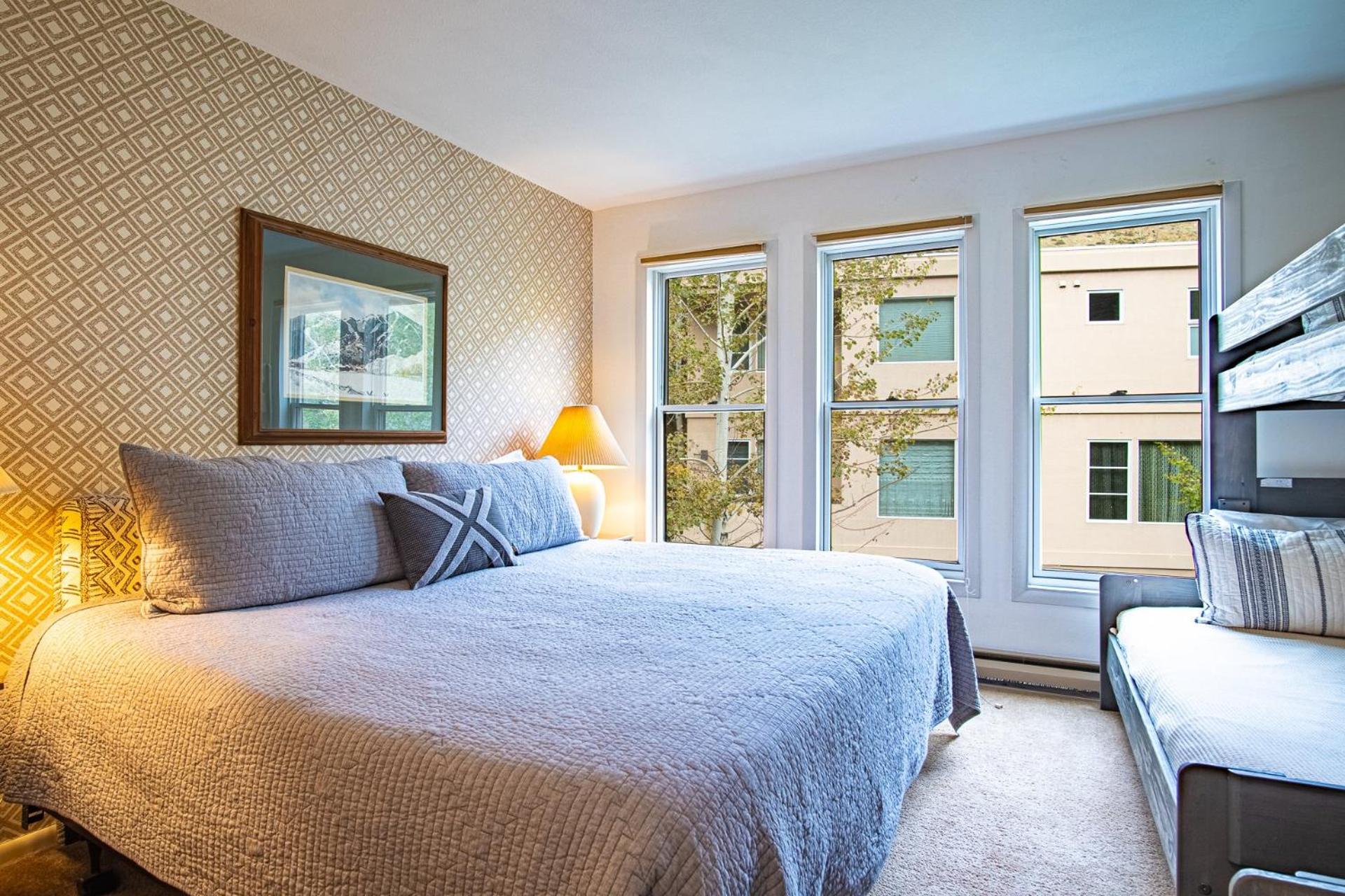 Sawtooth Ski Condo - Hot Tub + Walk to Ski Slopes!