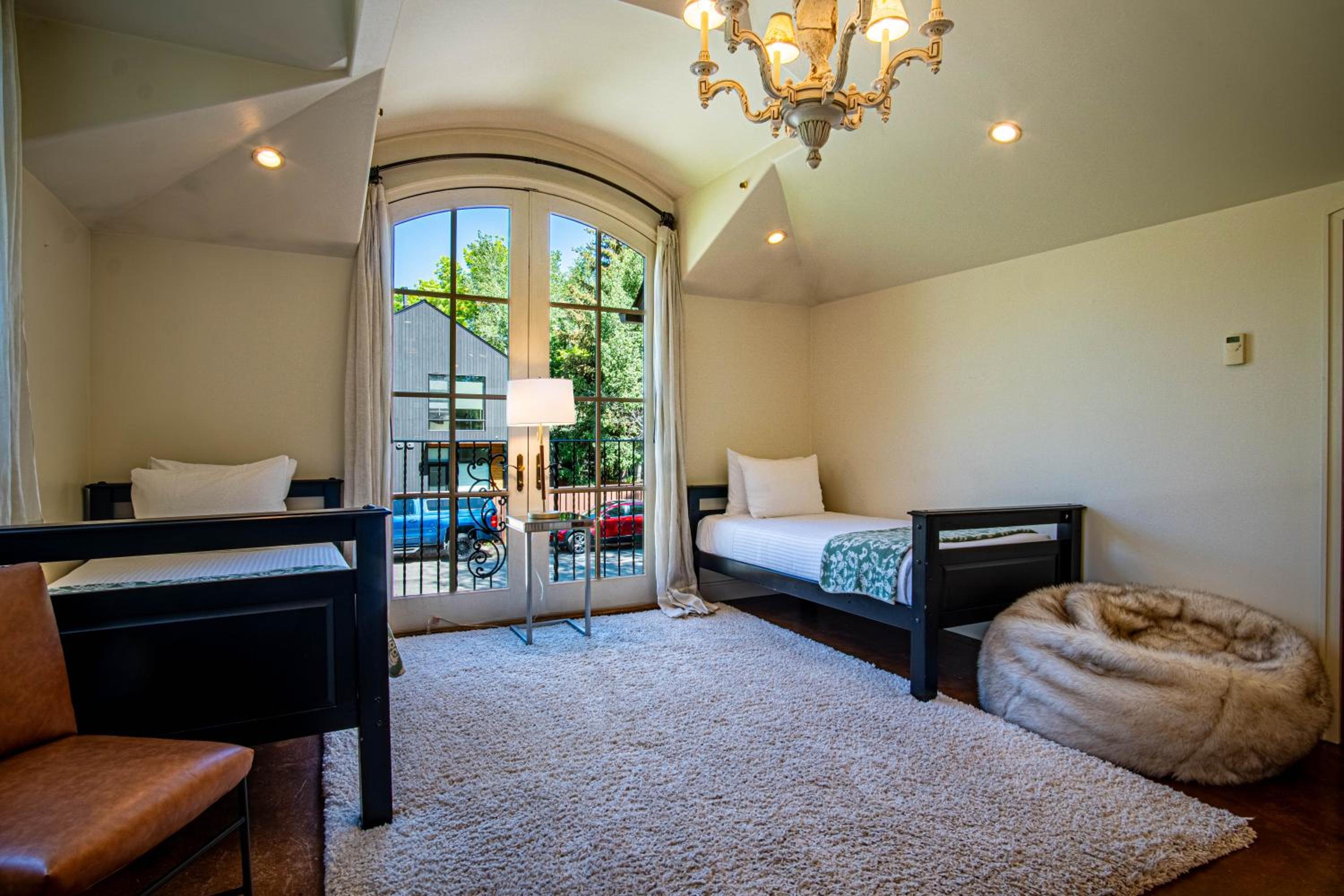 Chateau Du Soleil- Luxury Home near Ski Lifts & Downtown Ketchum!