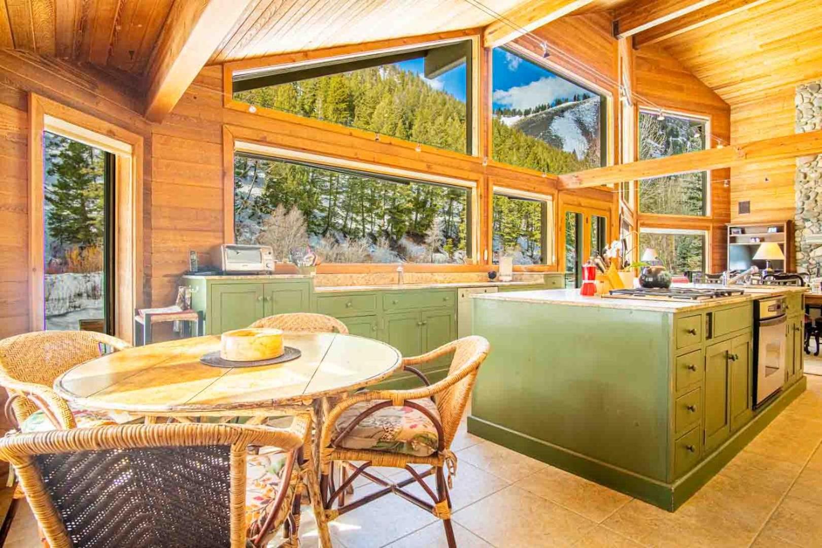 River House - 4BD Riverfront, Hot Tub, Near SV Ski Lifts!