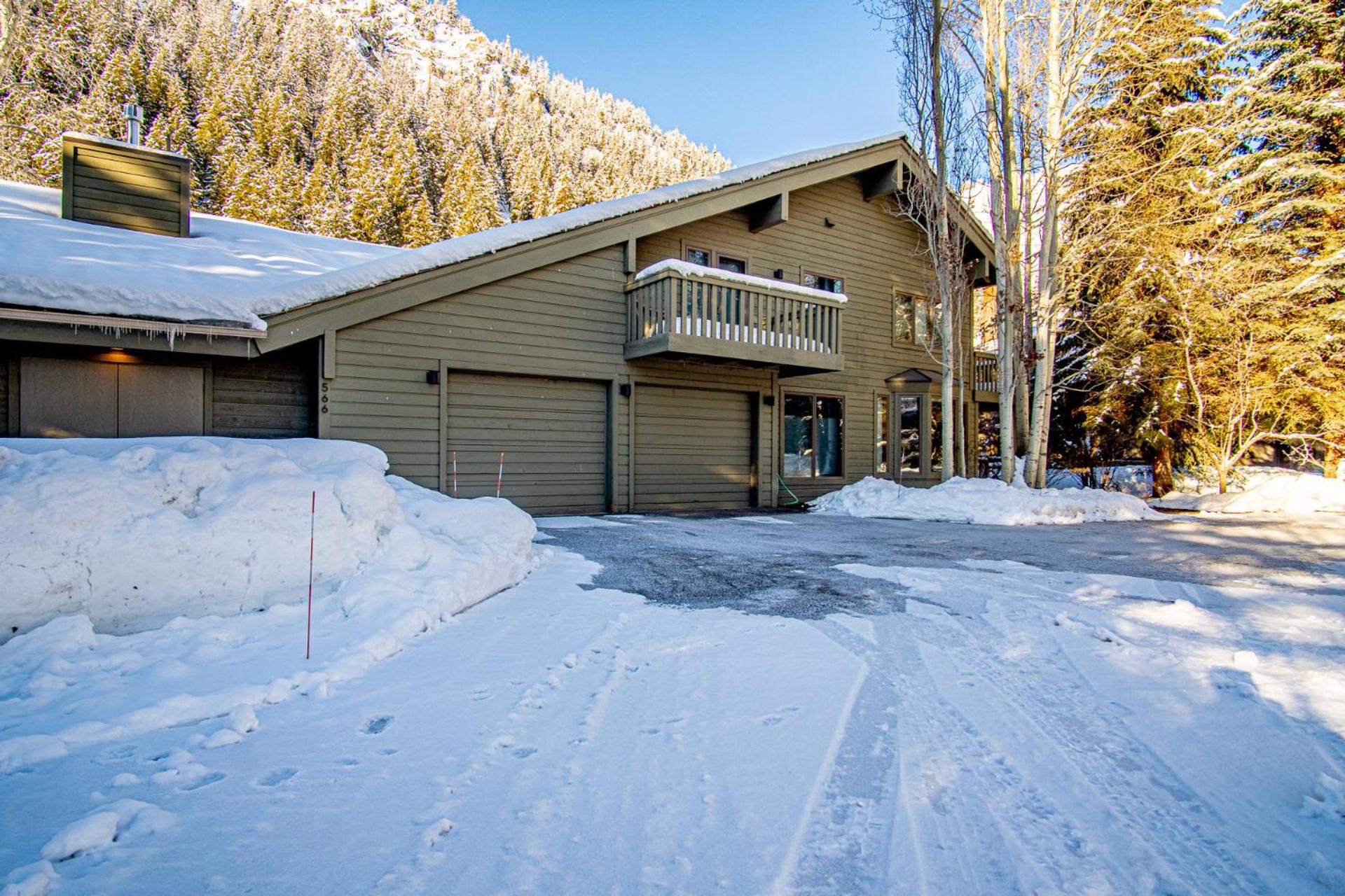 River House - 4BD Riverfront, Hot Tub, Near SV Ski Lifts!