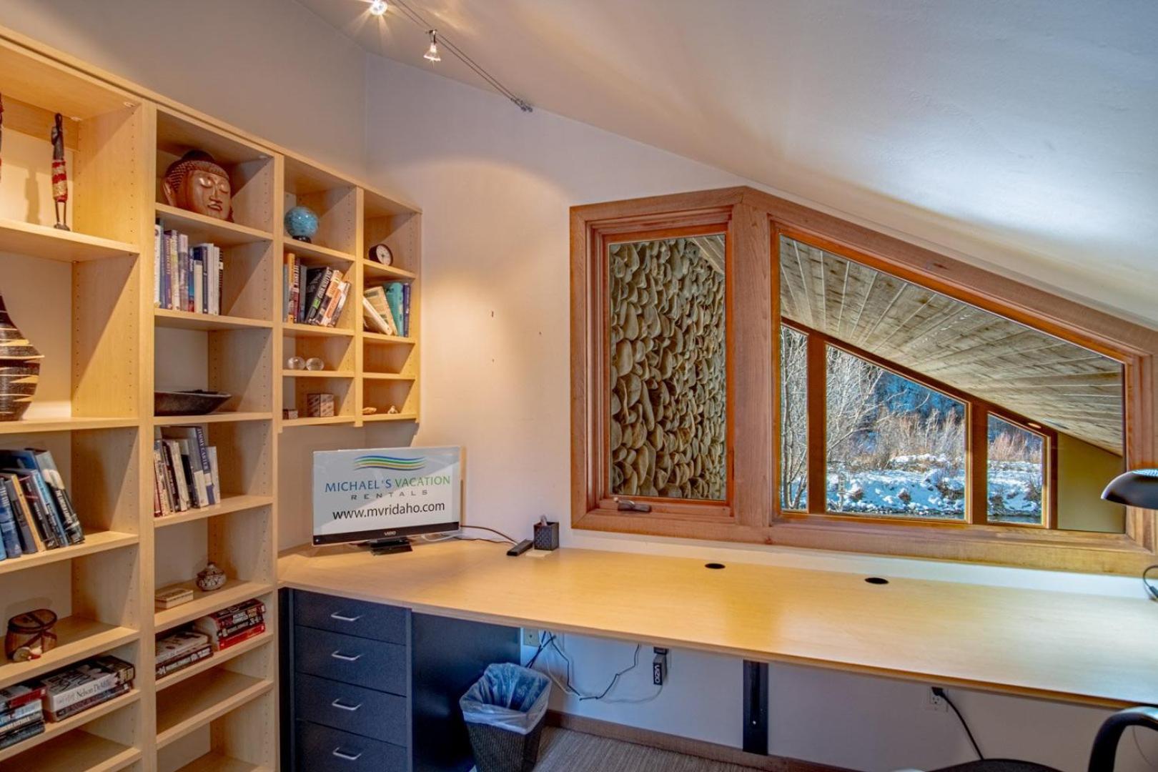River House - 4BD Riverfront, Hot Tub, Near SV Ski Lifts!