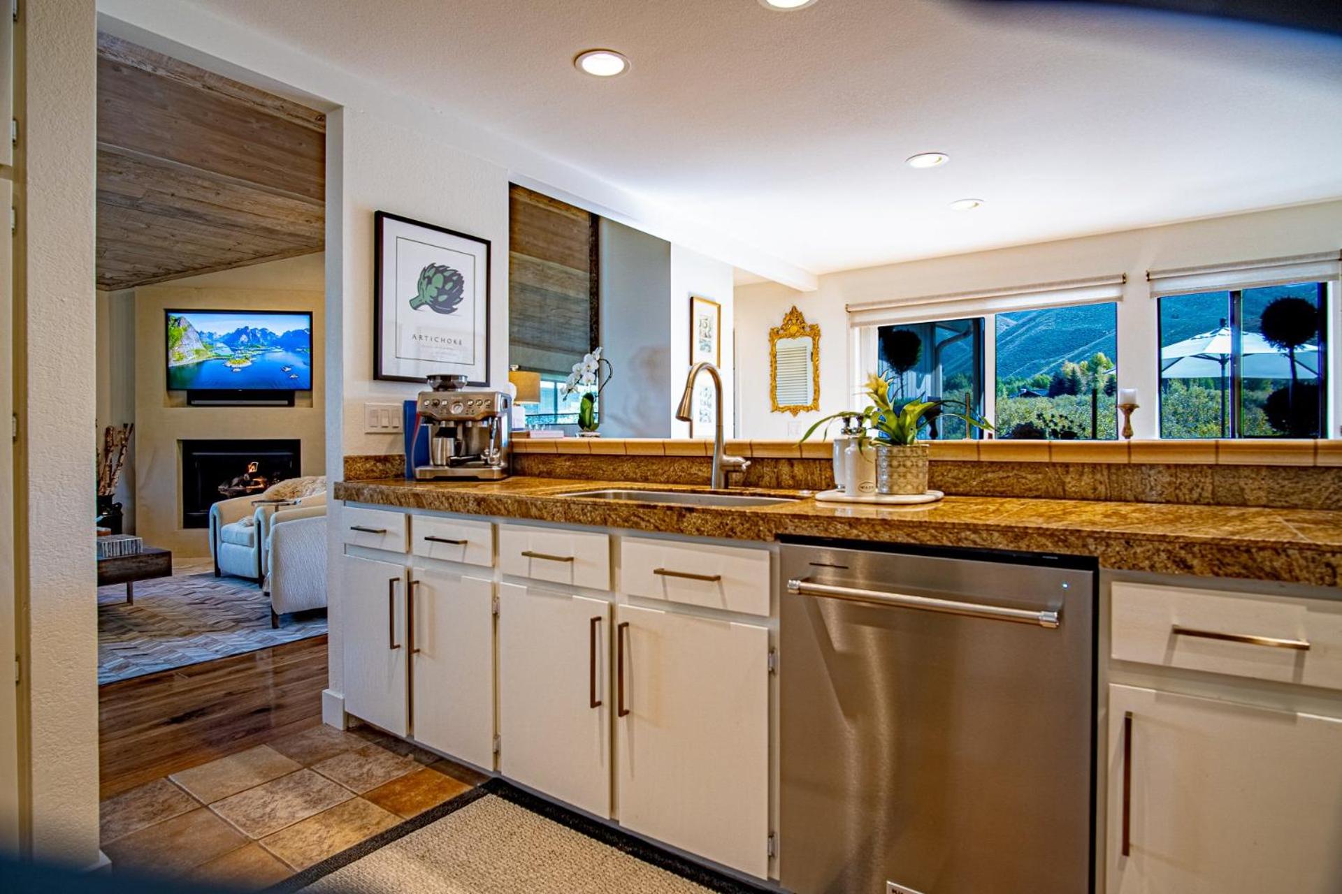 3BD-3BA Ski Chalet - Views + Resort Amenities!
