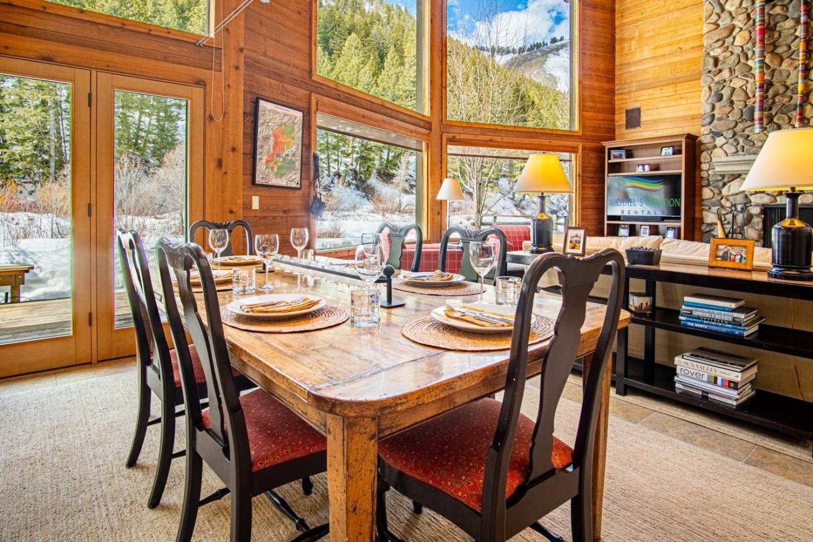 River House - 4BD Riverfront, Hot Tub, Near SV Ski Lifts!