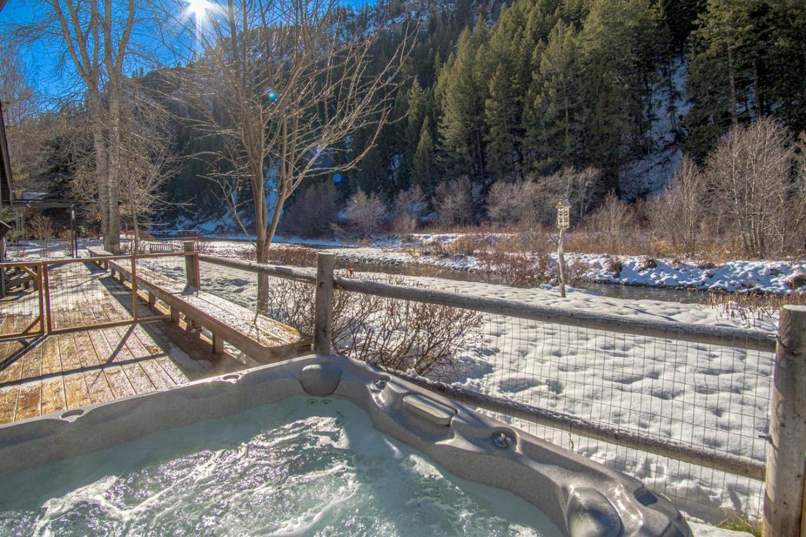 River House - 4BD Riverfront, Hot Tub, Near SV Ski Lifts!