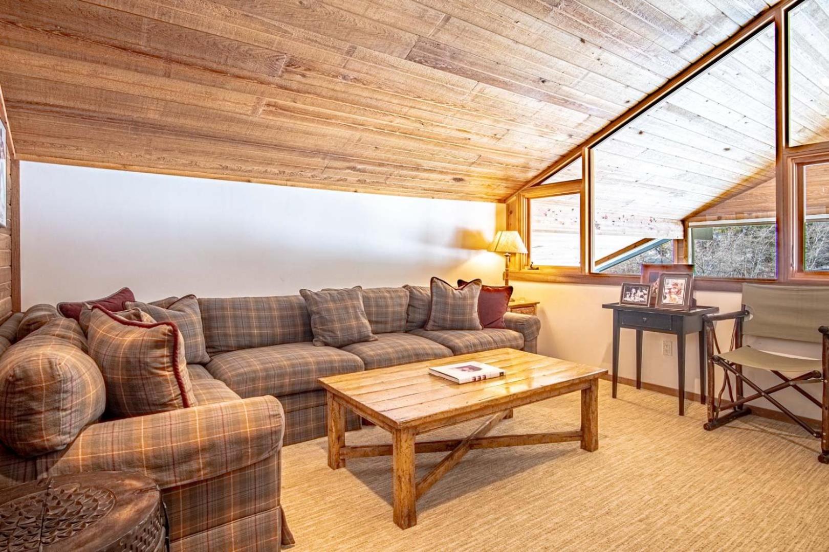 River House - 4BD Riverfront, Hot Tub, Near SV Ski Lifts!