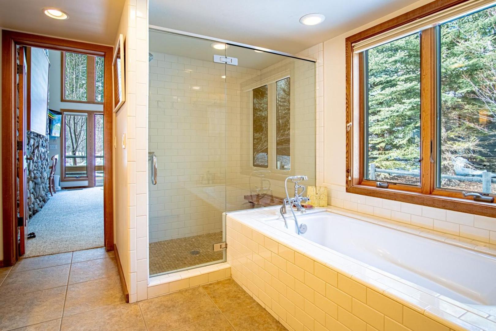 River House - 4BD Riverfront, Hot Tub, Near SV Ski Lifts!