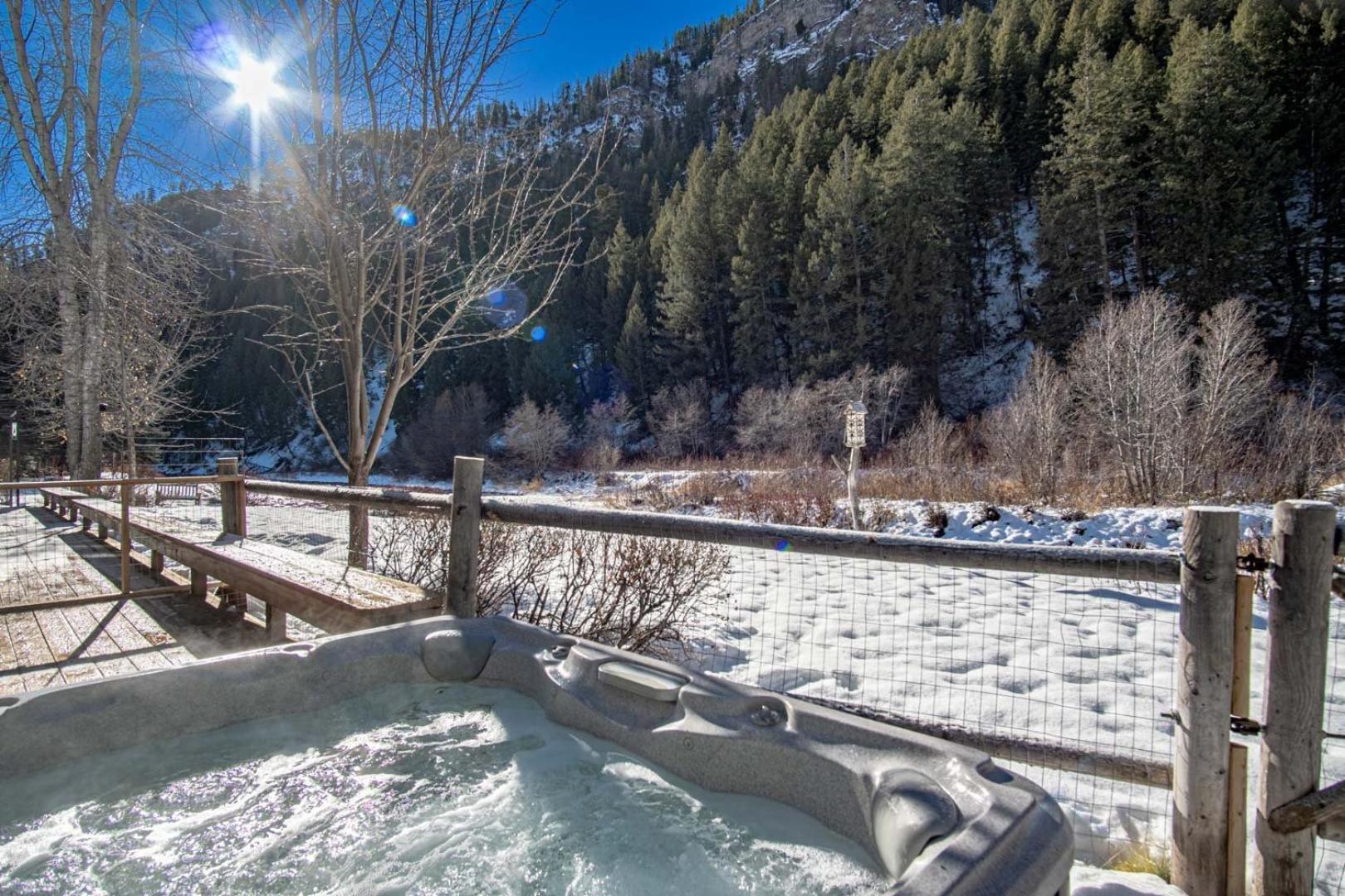 River House - 4BD Riverfront, Hot Tub, Near SV Ski Lifts!