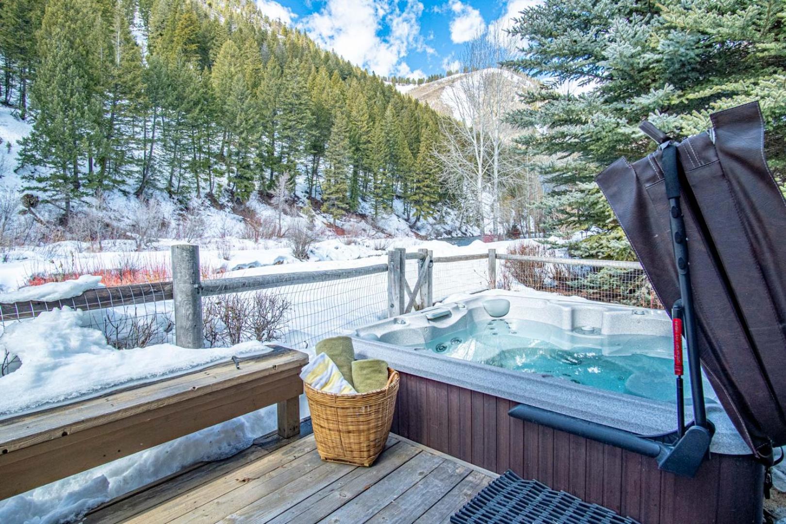River House - 4BD Riverfront, Hot Tub, Near SV Ski Lifts!
