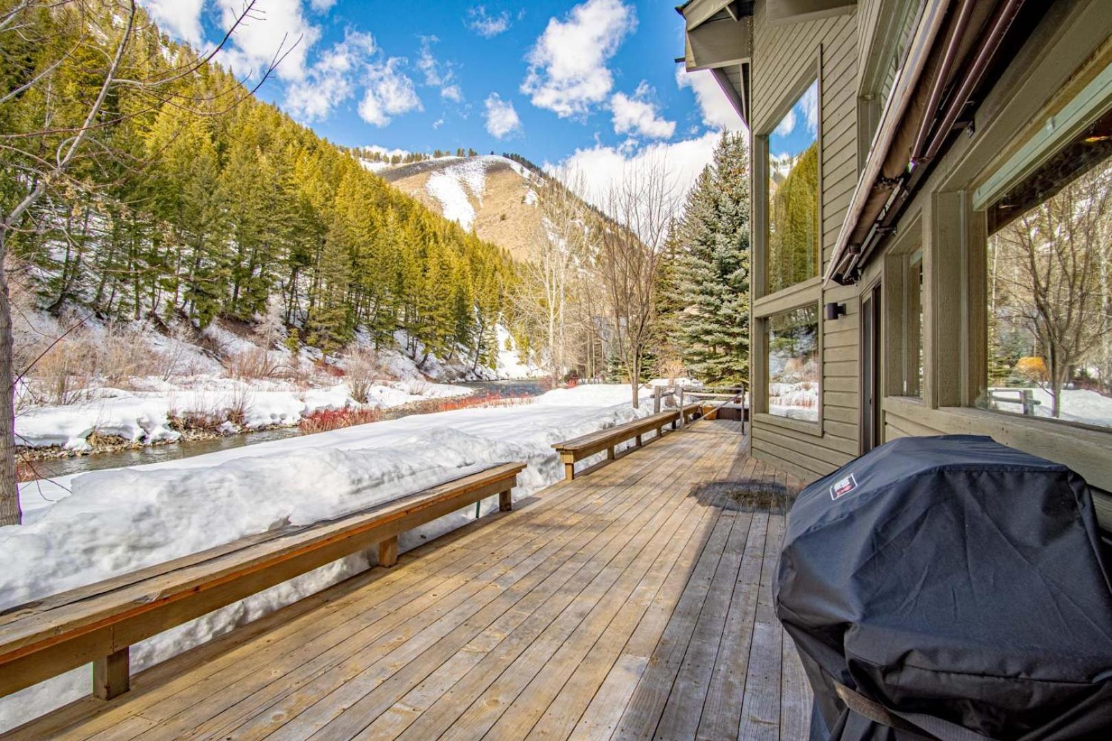 River House - 4BD Riverfront, Hot Tub, Near SV Ski Lifts!