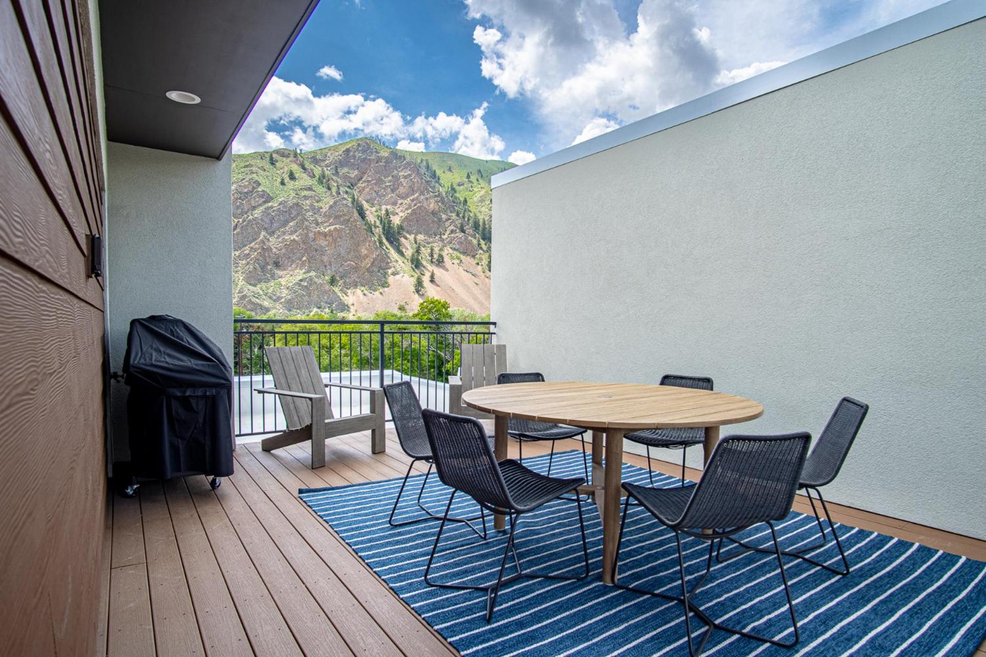 Mountain View Villa - Lux 3BD w/Roof Terrace - Downtown Hailey