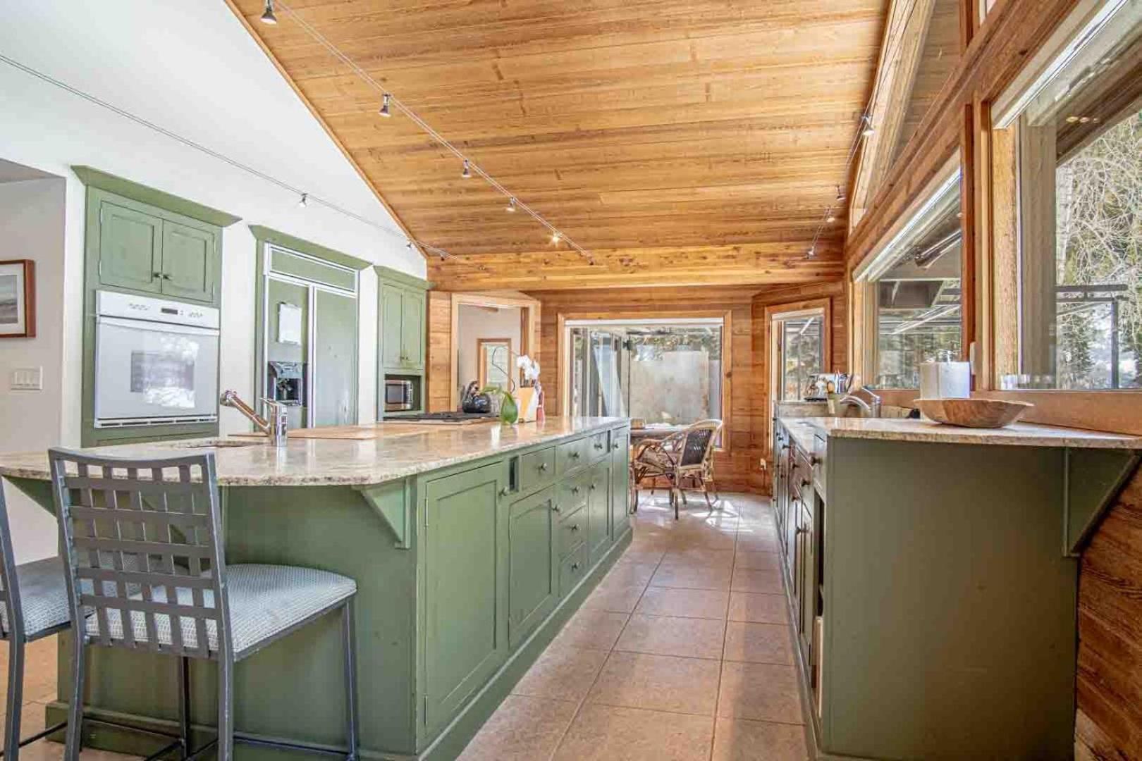 River House - 4BD Riverfront, Hot Tub, Near SV Ski Lifts!