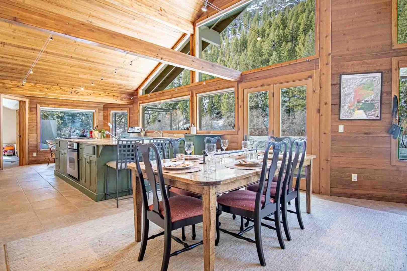 River House - 4BD Riverfront, Hot Tub, Near SV Ski Lifts!