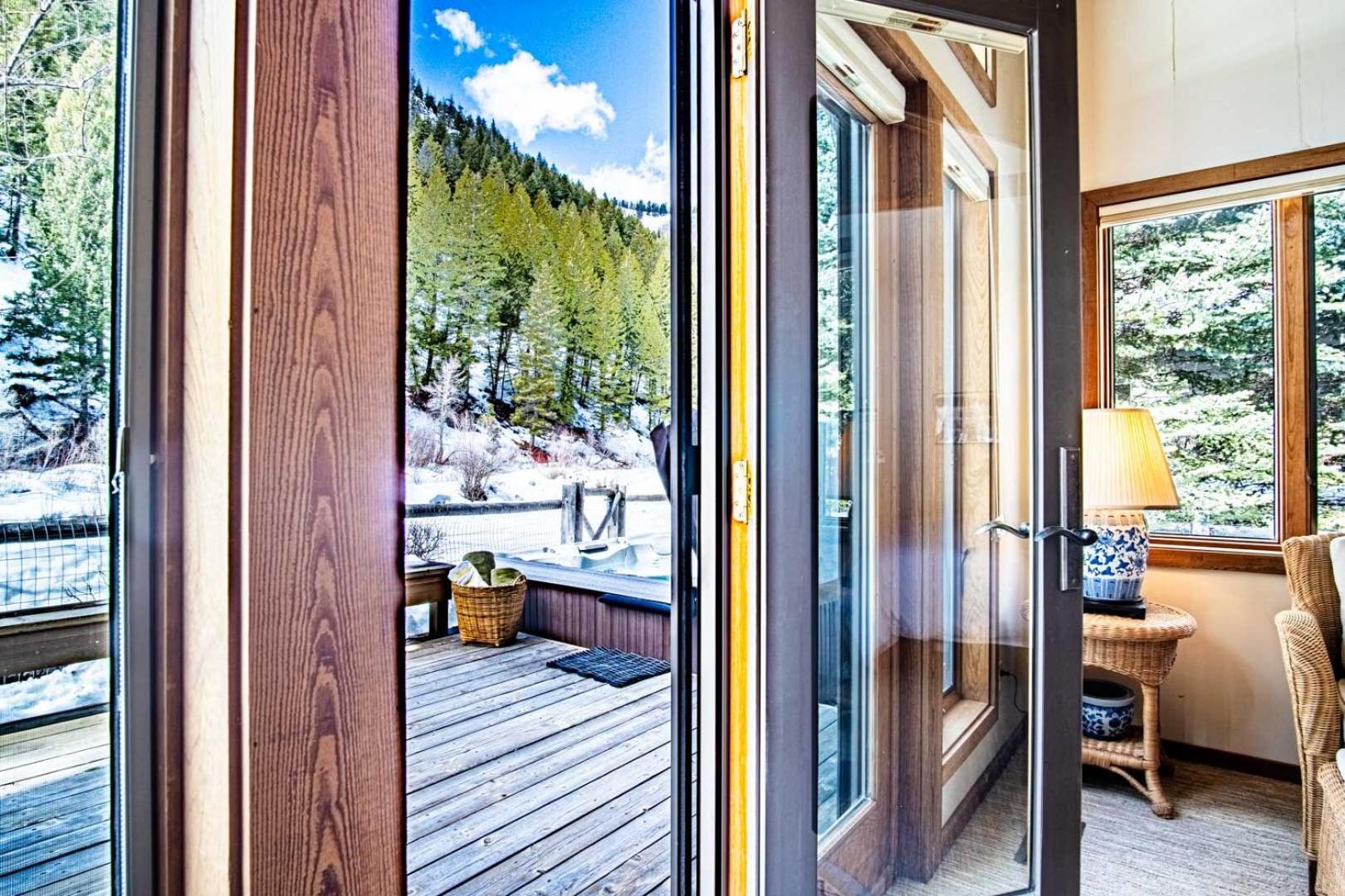 River House - 4BD Riverfront, Hot Tub, Near SV Ski Lifts!