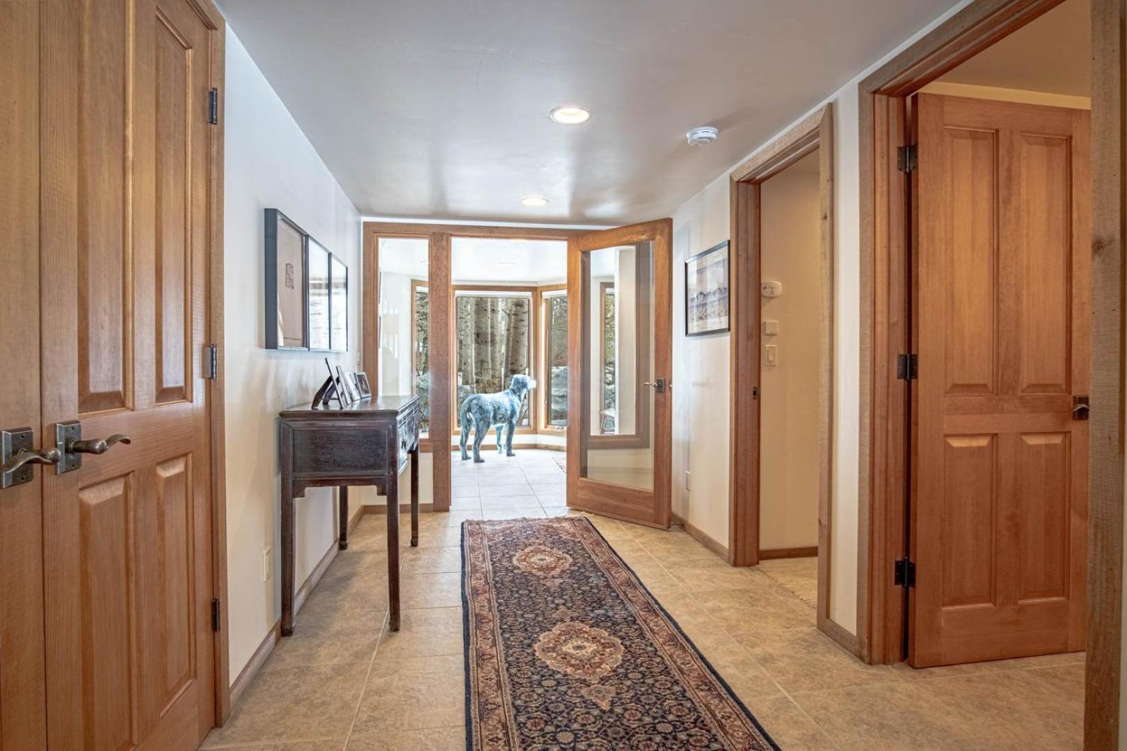 River House - 4BD Riverfront, Hot Tub, Near SV Ski Lifts!