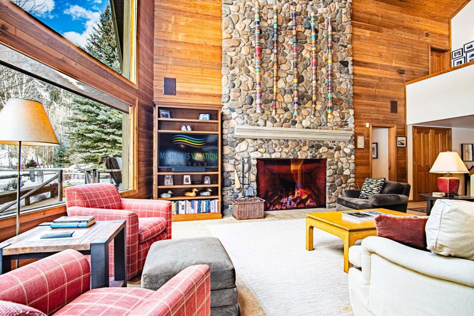 River House - 4BD Riverfront, Hot Tub, Near SV Ski Lifts!
