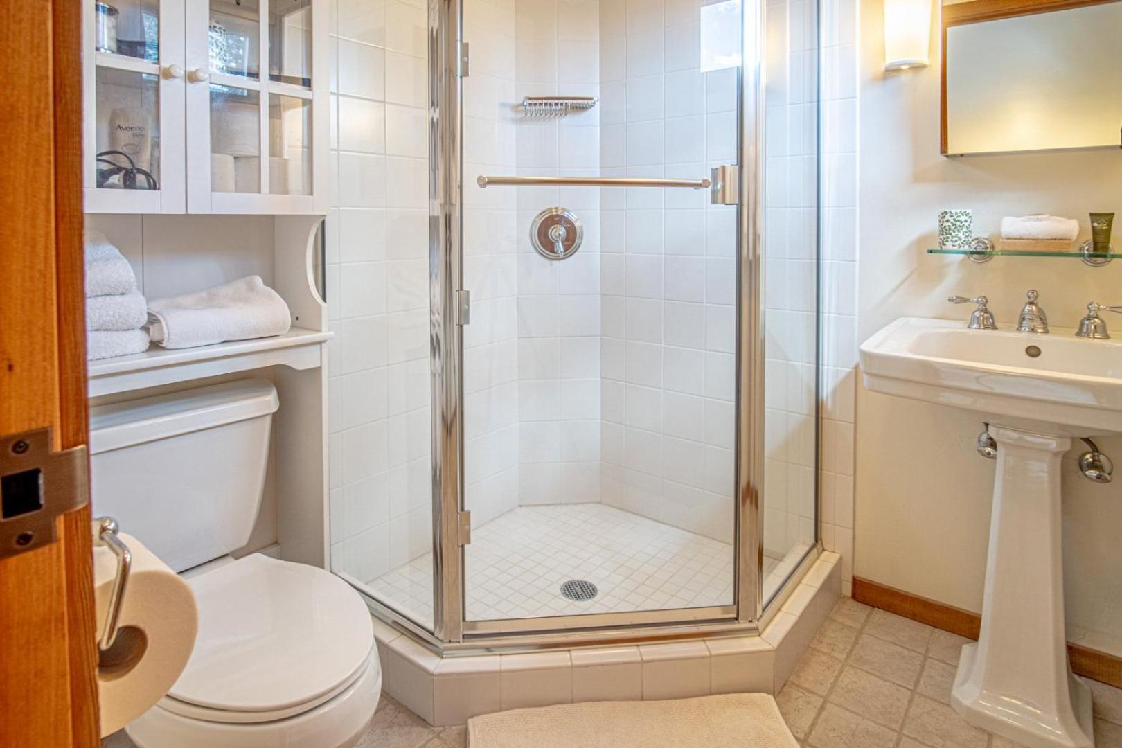 River House - 4BD Riverfront, Hot Tub, Near SV Ski Lifts!