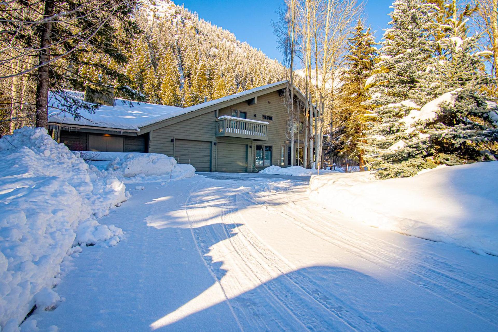 River House - 4BD Riverfront, Hot Tub, Near SV Ski Lifts!