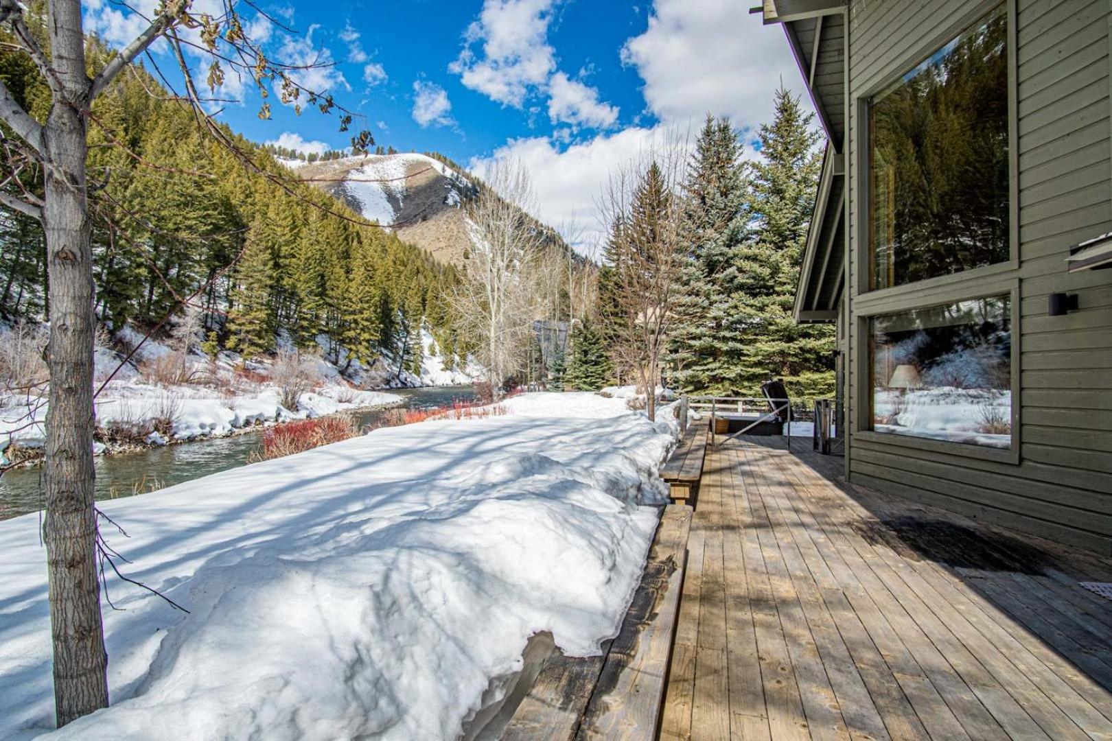 River House - 4BD Riverfront, Hot Tub, Near SV Ski Lifts!