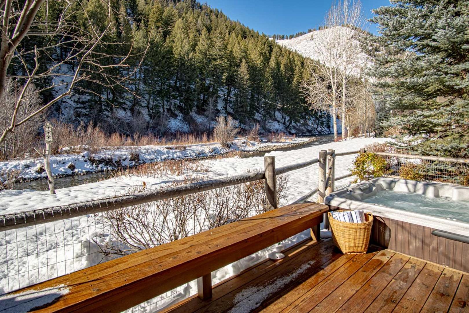 River House - 4BD Riverfront, Hot Tub, Near SV Ski Lifts!