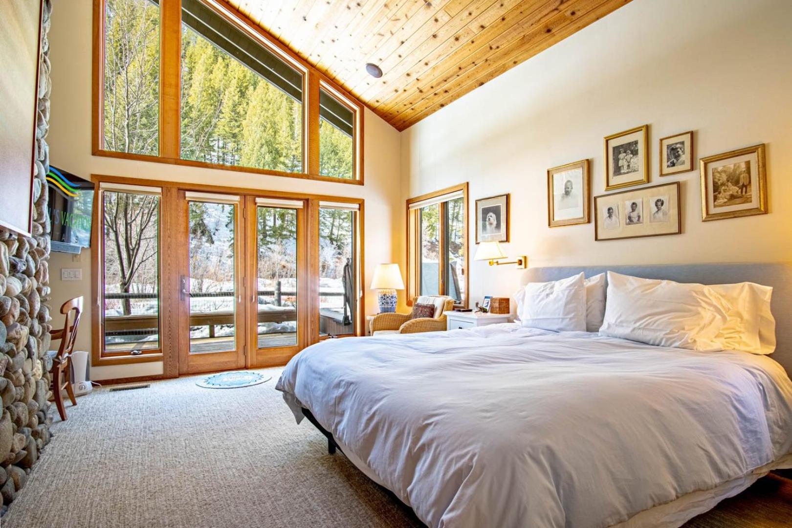 River House - 4BD Riverfront, Hot Tub, Near SV Ski Lifts!