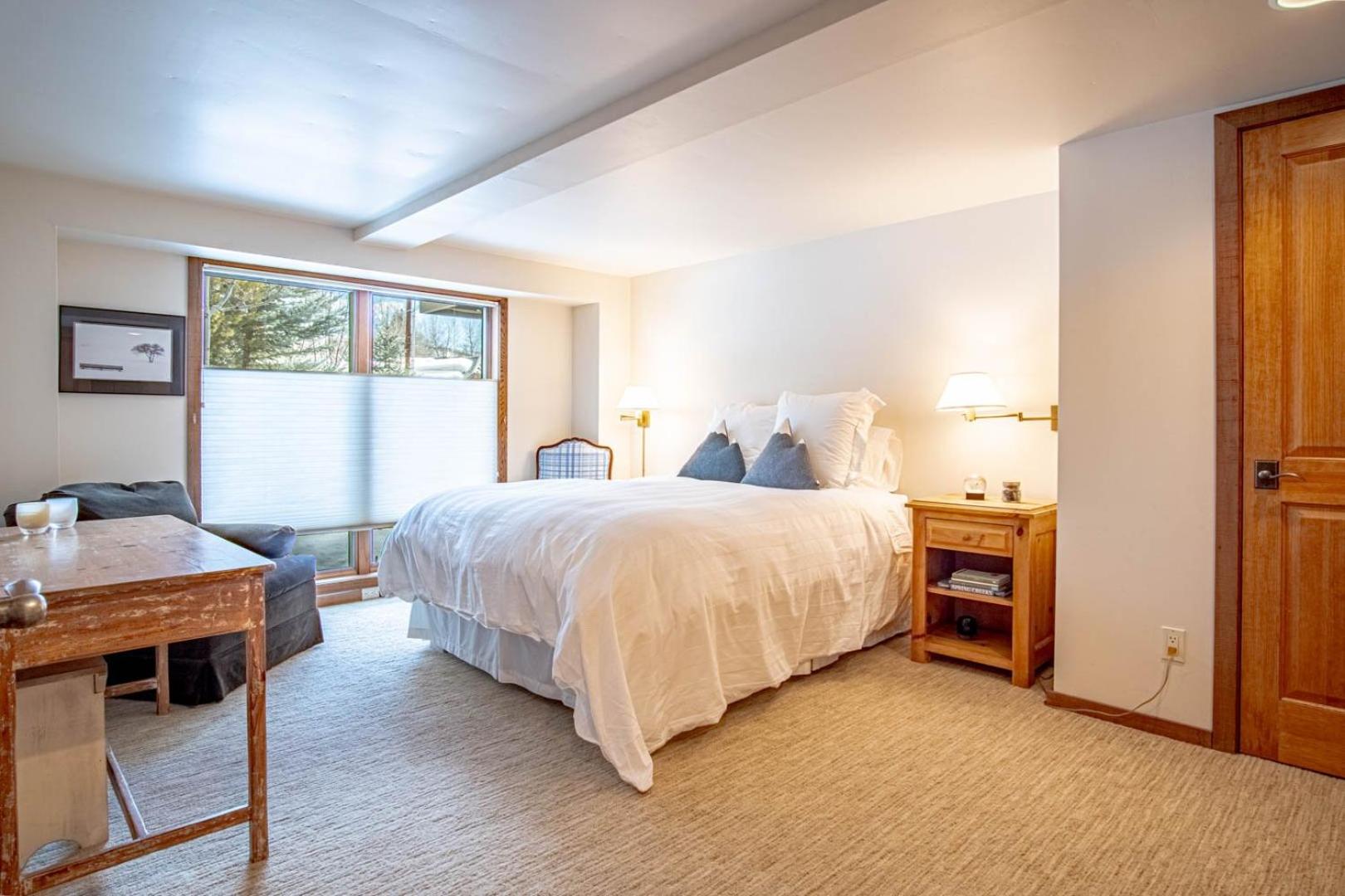 River House - 4BD Riverfront, Hot Tub, Near SV Ski Lifts!