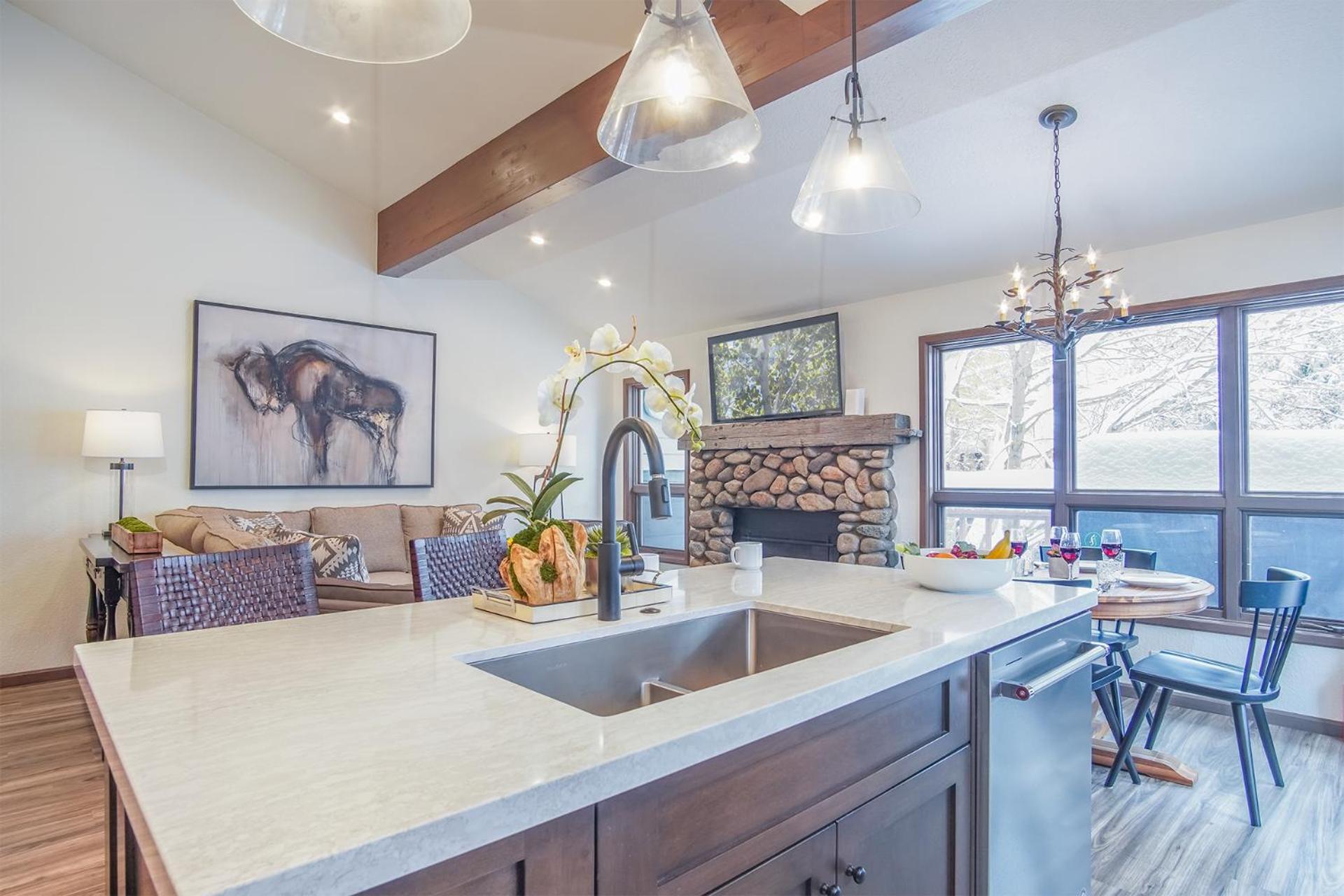 Skiway Chalet - Next to Warm Springs Lifts - Close to Natural Hot Springs