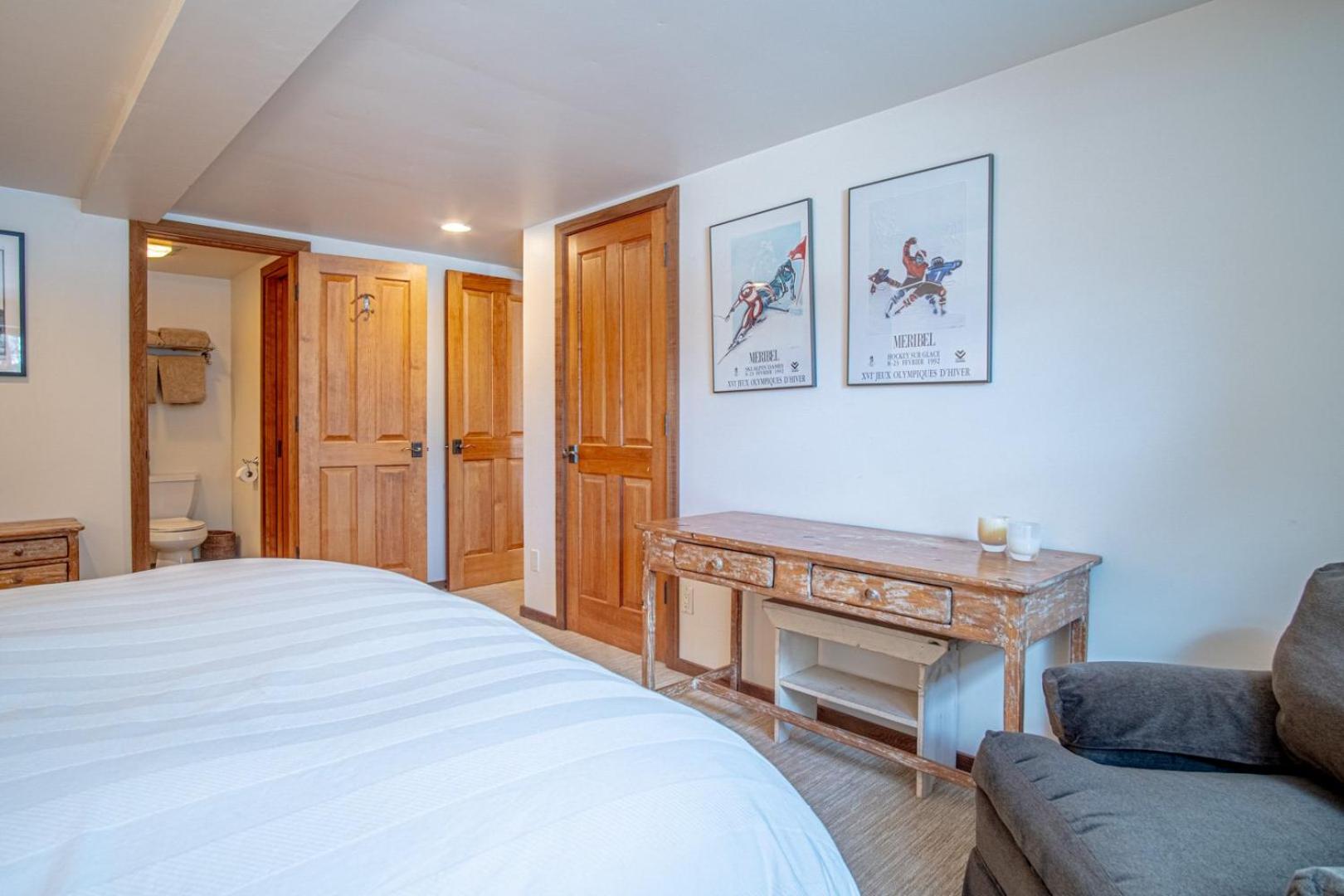 River House - 4BD Riverfront, Hot Tub, Near SV Ski Lifts!