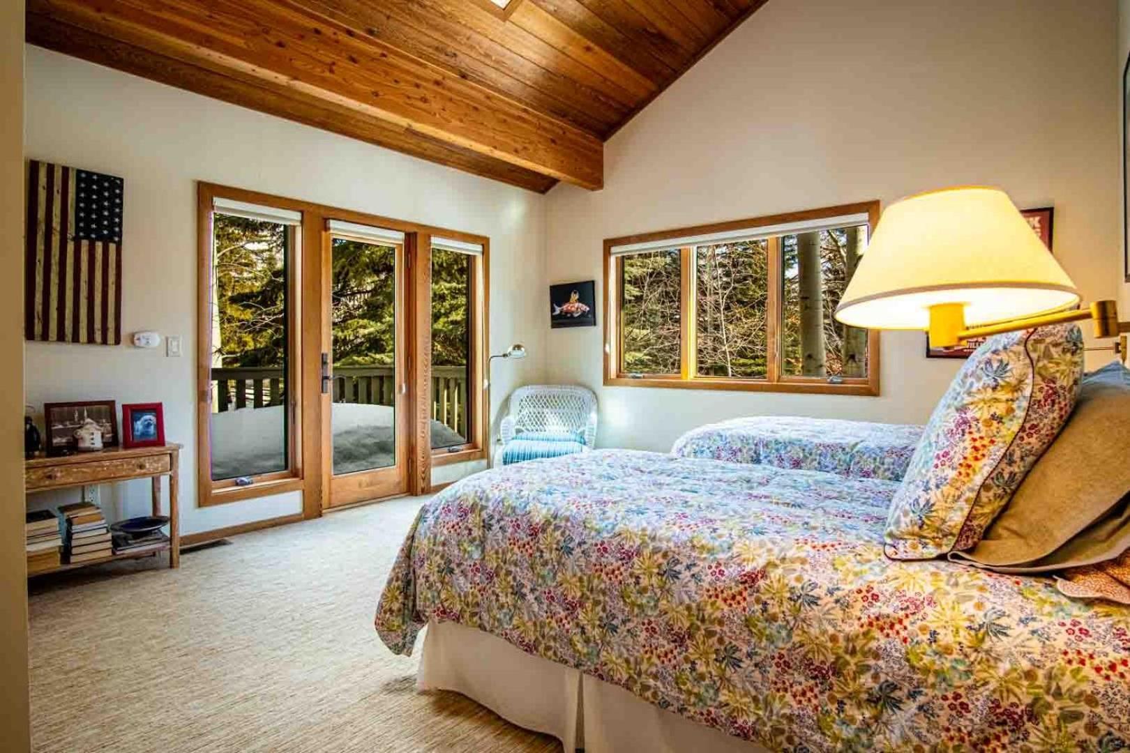 River House - 4BD Riverfront, Hot Tub, Near SV Ski Lifts!