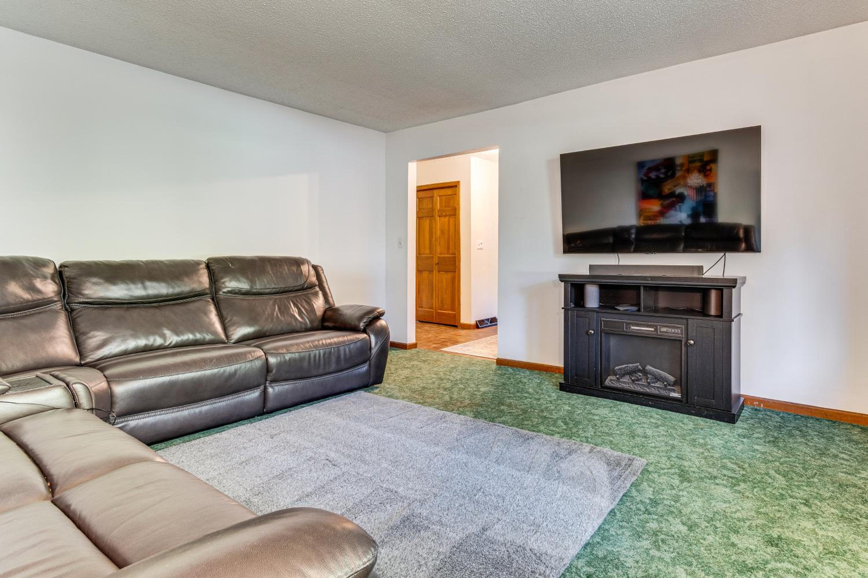 4 Mi to Capitol Spacious Springfield Home with Deck