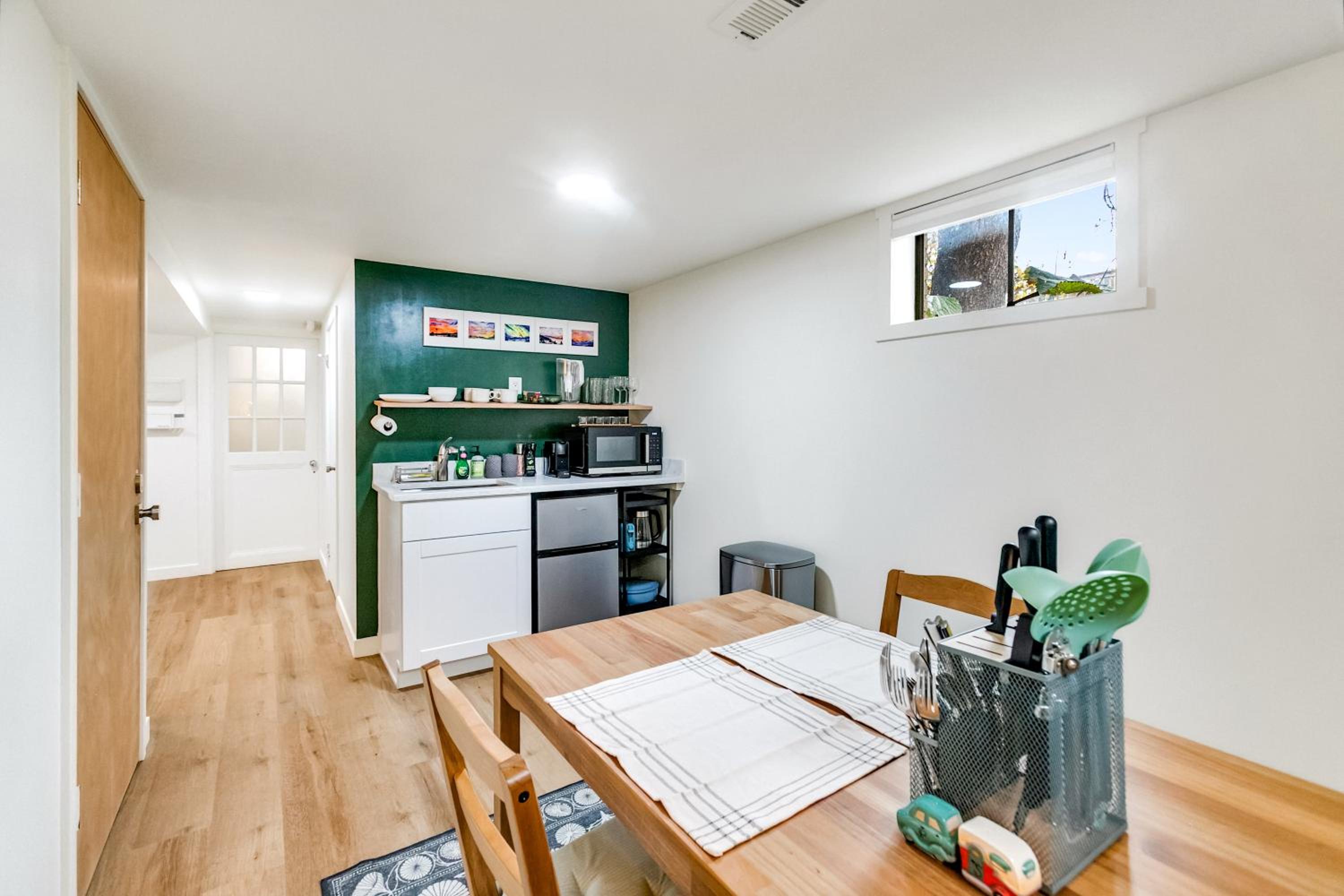 Bright 1BR Near UW & Local Parks