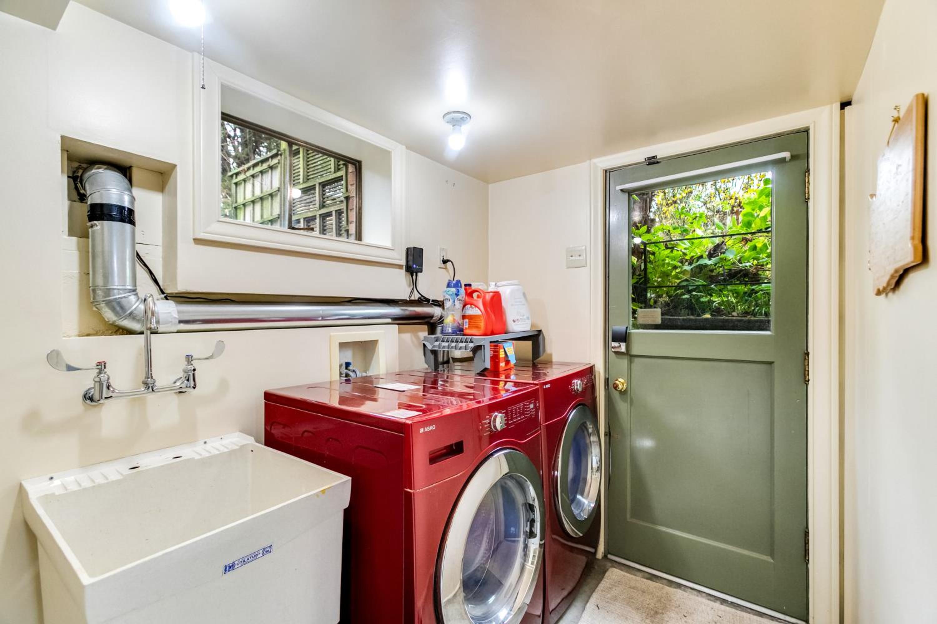 Bright 1BR Near UW & Local Parks