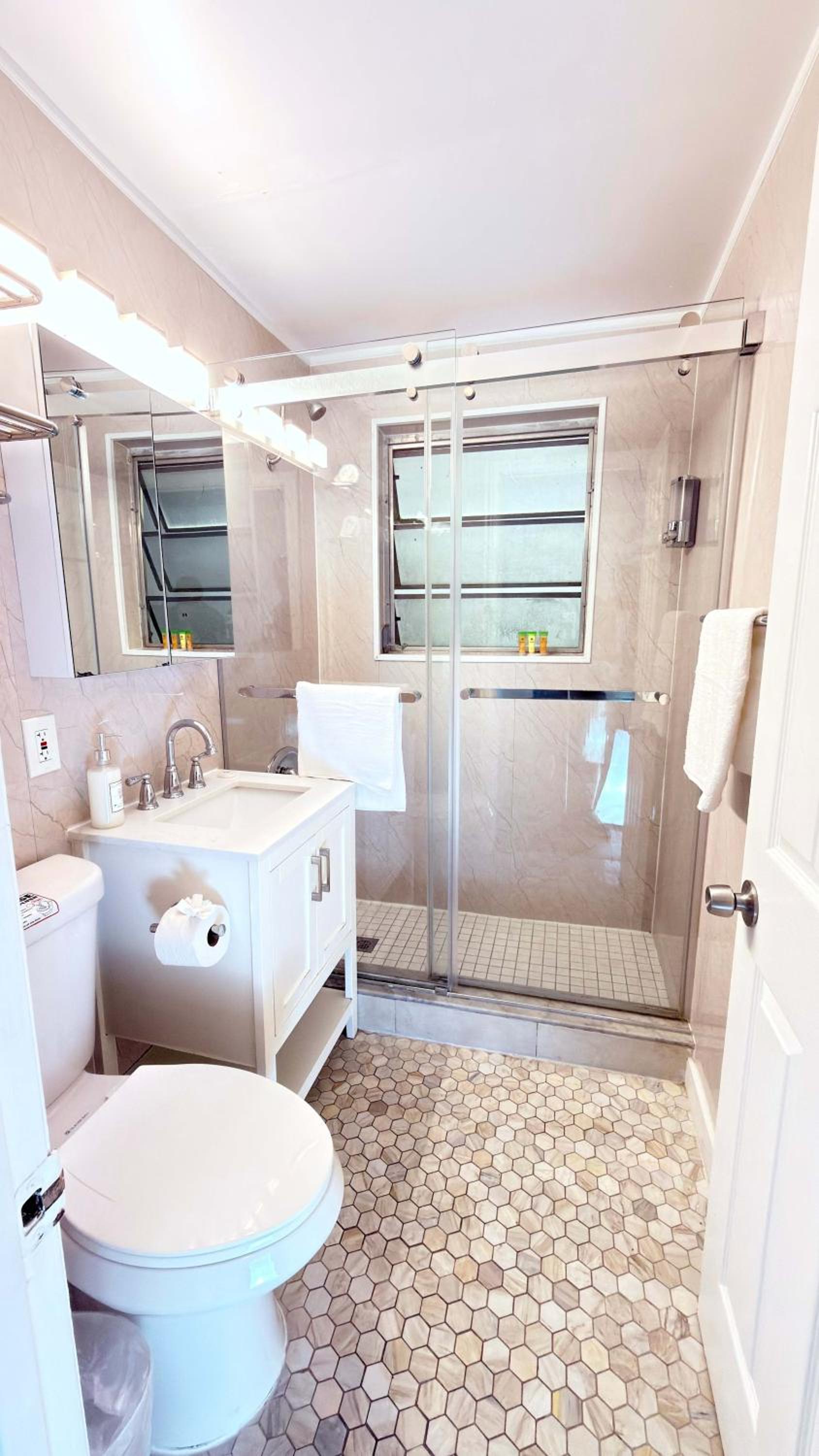 2BR Beach Apartment in Prime Miami Location