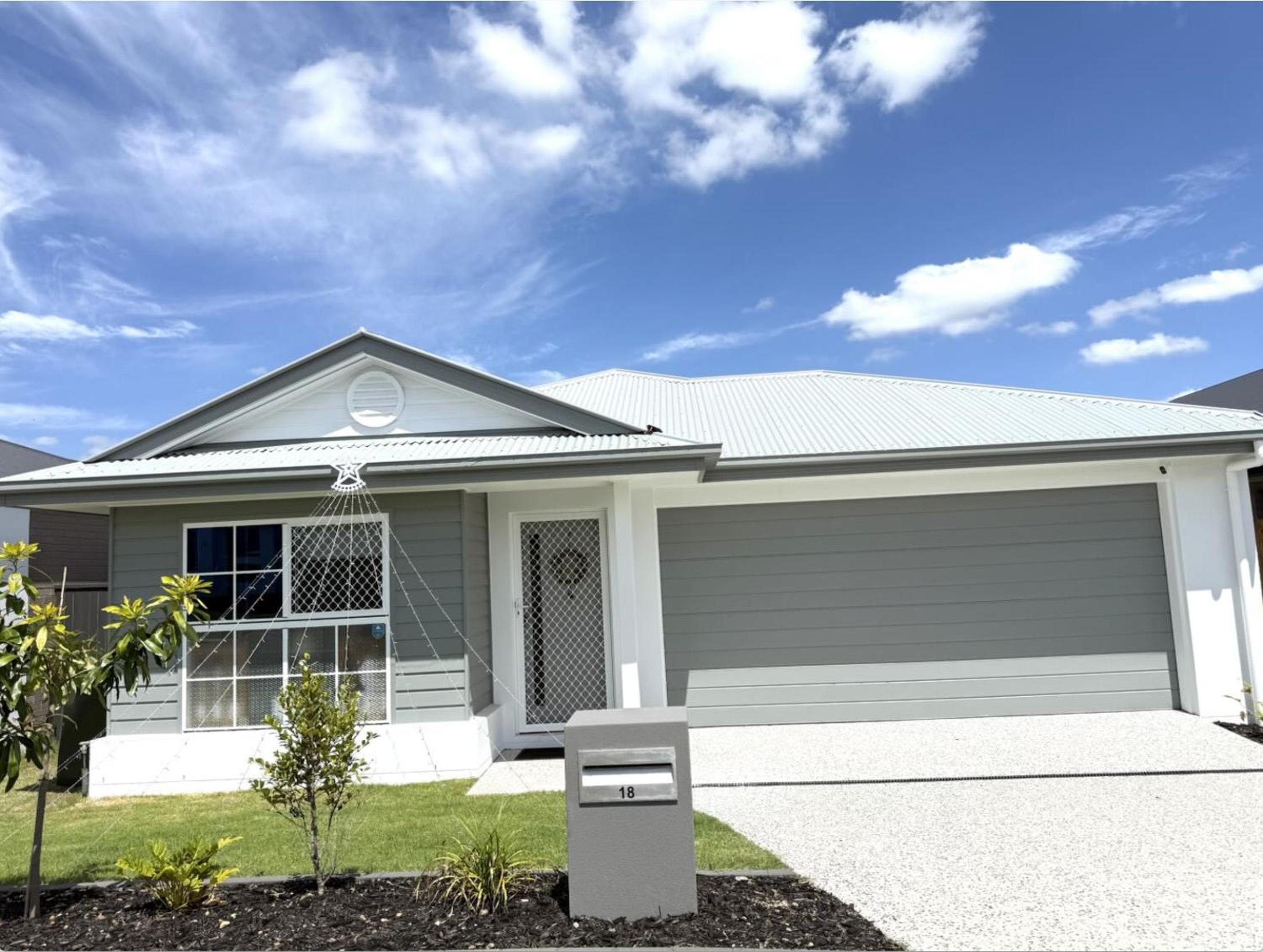 Brand New 5 Bedroom Park Ridge Family Home, Fast WIFI, Secure Parking