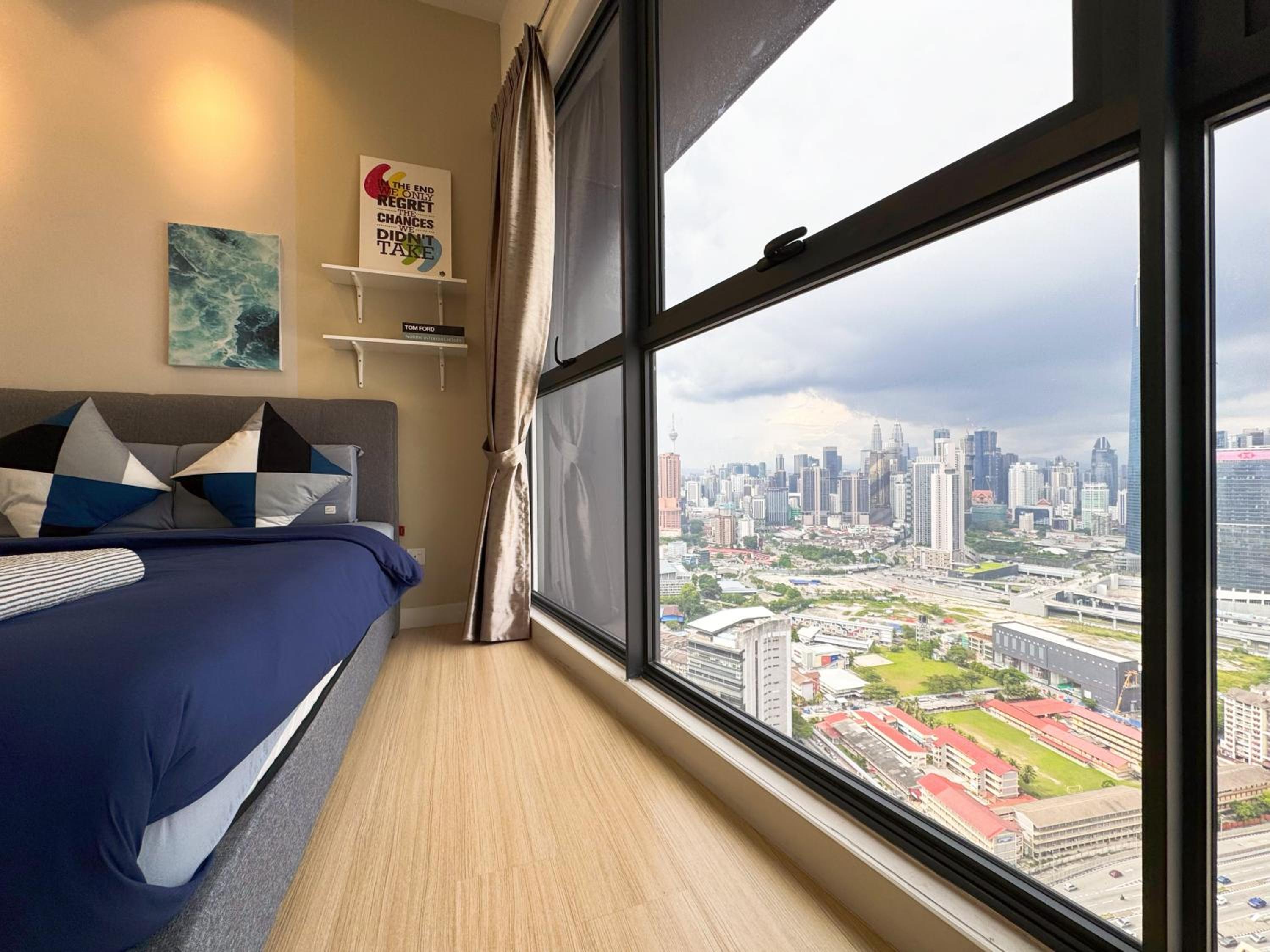 4BR KLCC View MRT 2min Free Parking Big Unit