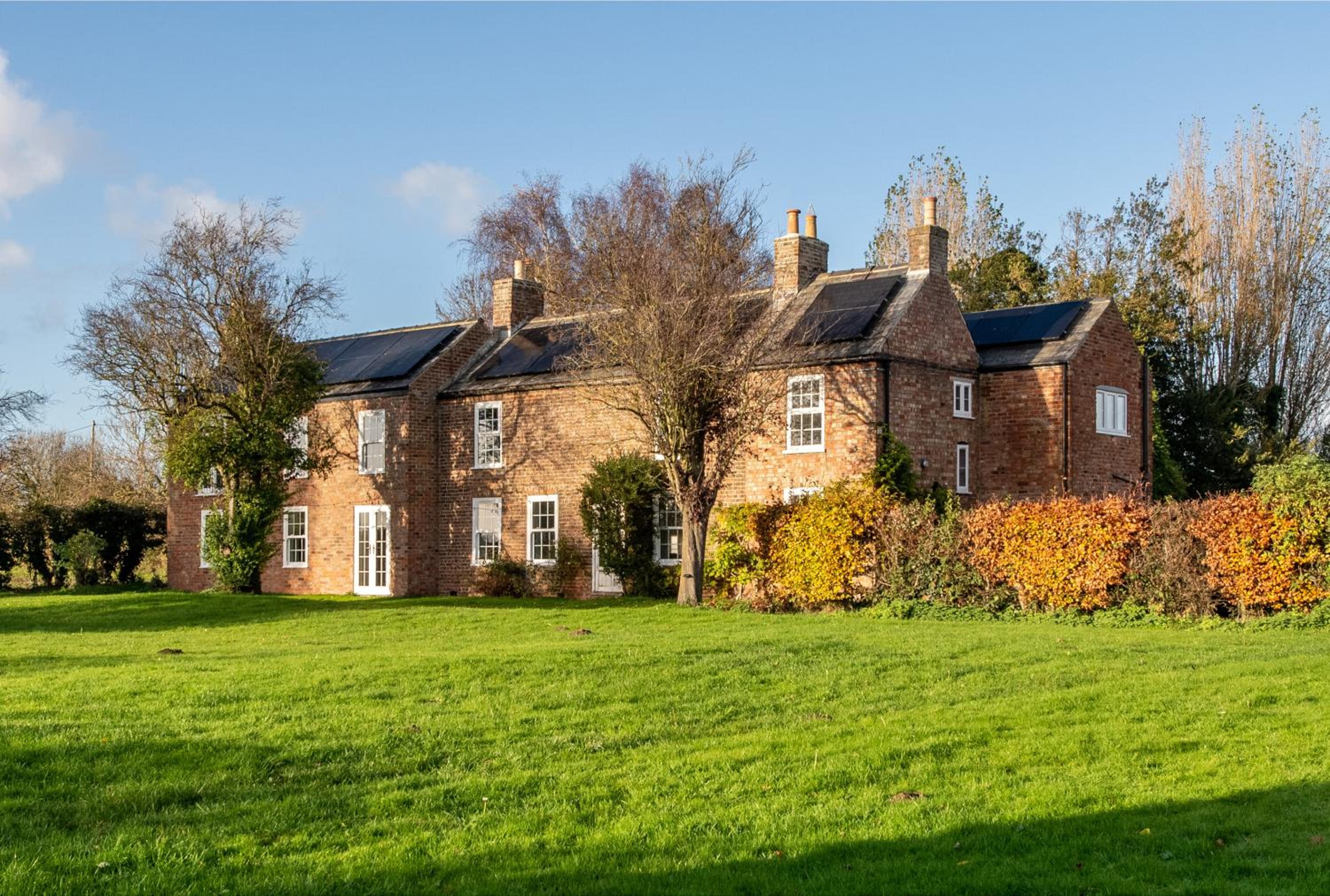 Spacious 6-Bed Countryside Home Surrounded by Nature
