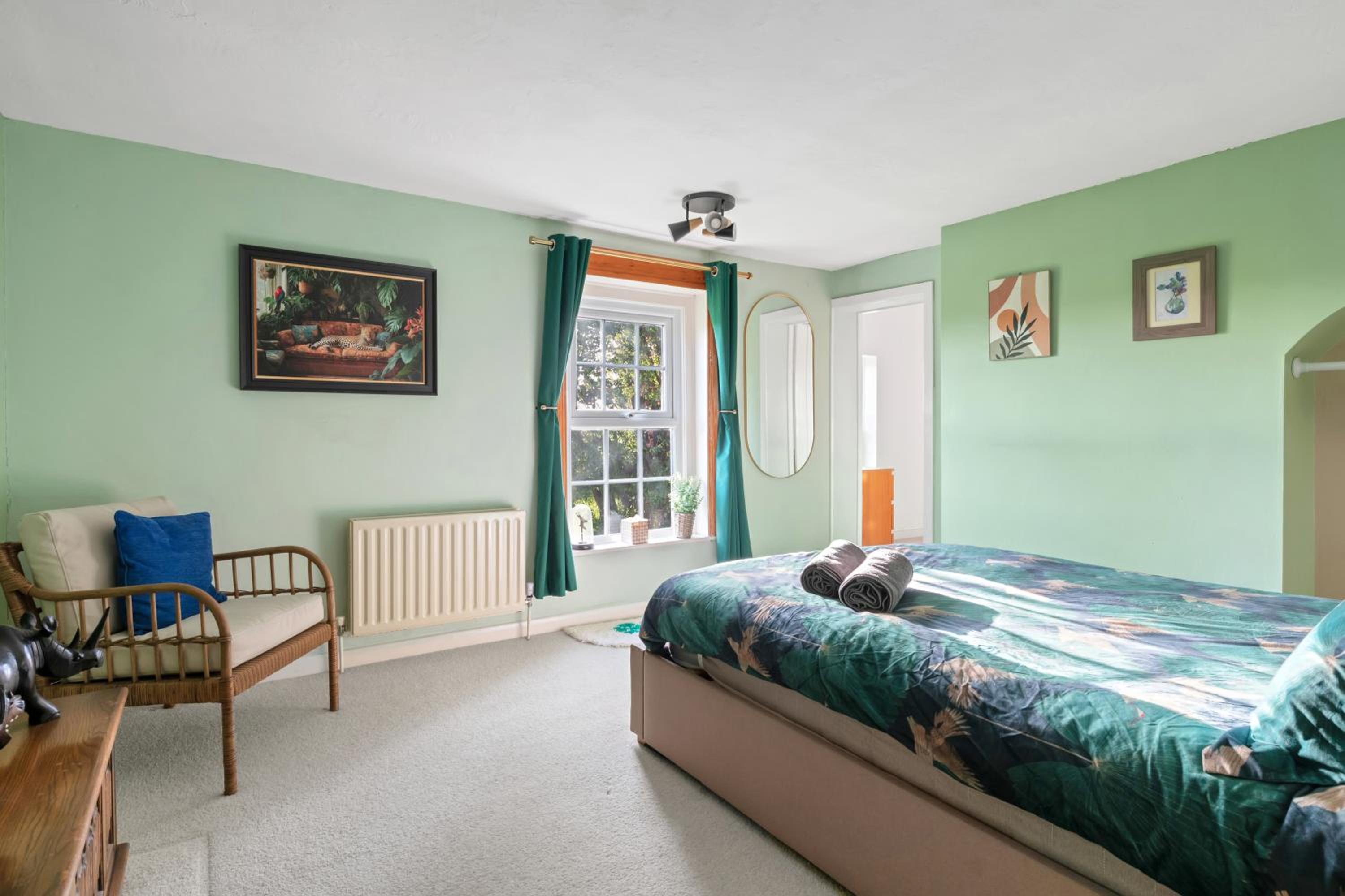 Spacious 6-Bed Countryside Home Surrounded by Nature