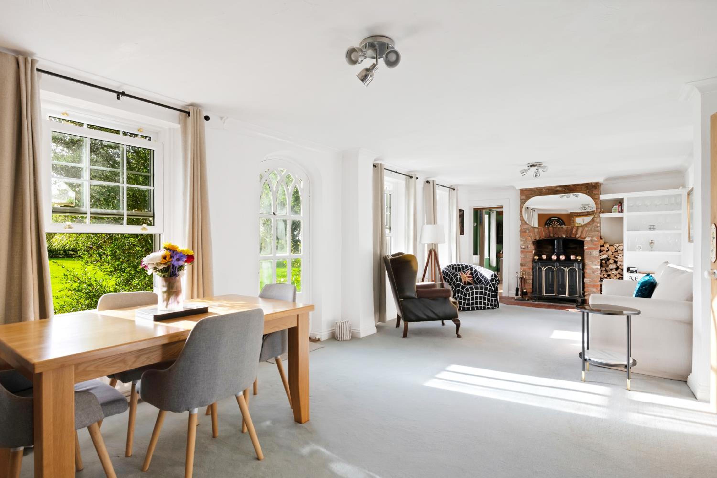 Spacious 6-Bed Countryside Home Surrounded by Nature