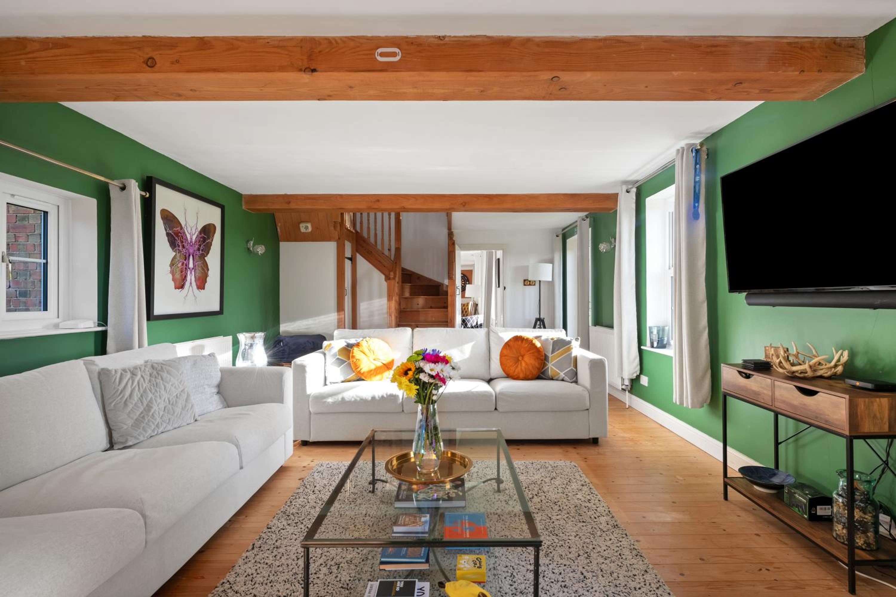 Spacious 6-Bed Countryside Home Surrounded by Nature