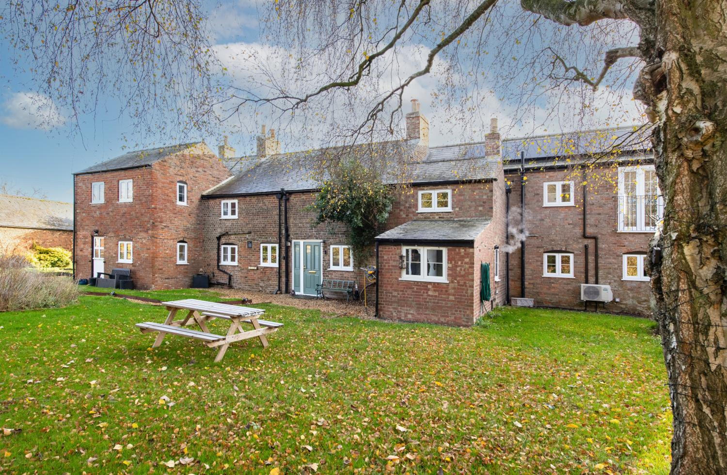 Spacious 6-Bed Countryside Home Surrounded by Nature