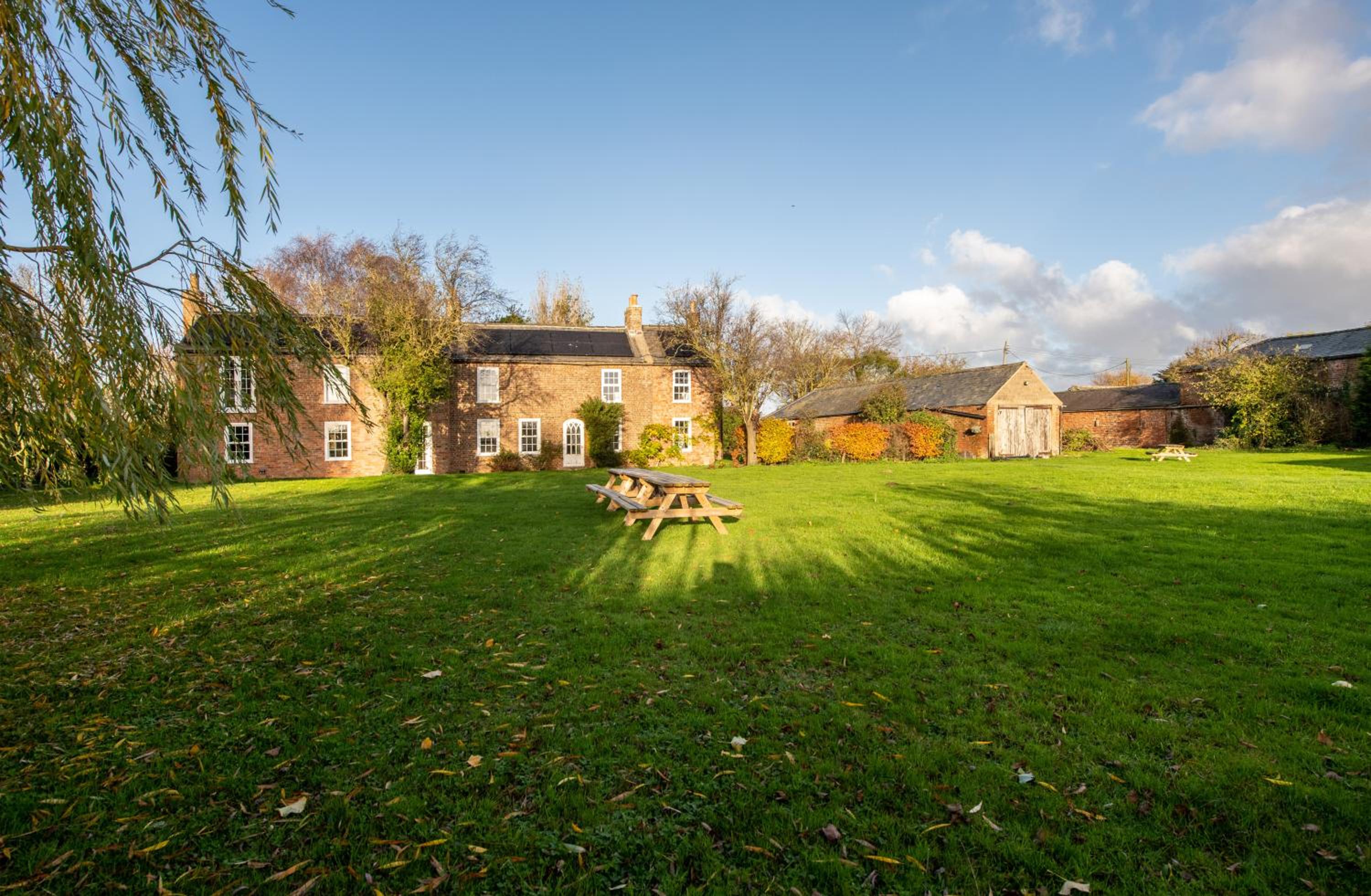 Spacious 6-Bed Countryside Home Surrounded by Nature