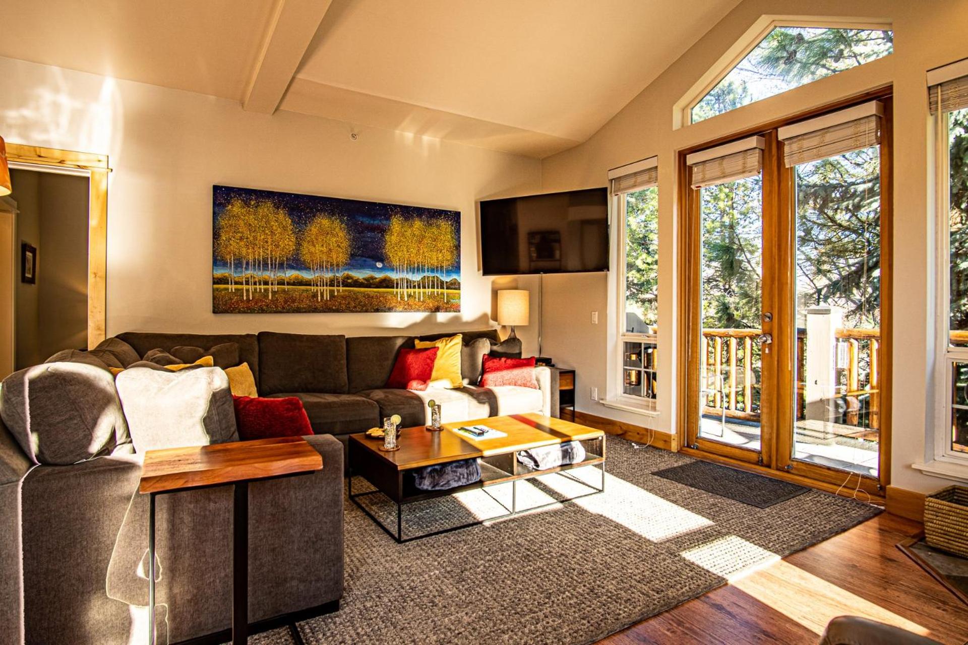 Snow Star Skylight - 3BD 3BA - Hot Tub, Gym, Walk to Ski!