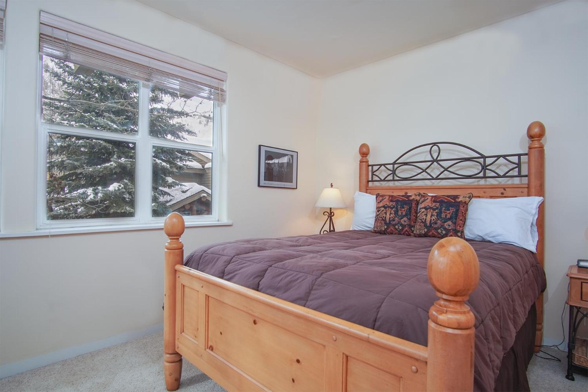 #215A-Great Location on the Bike/Ski path with garage: 10 minute Walk to Town & Lifts