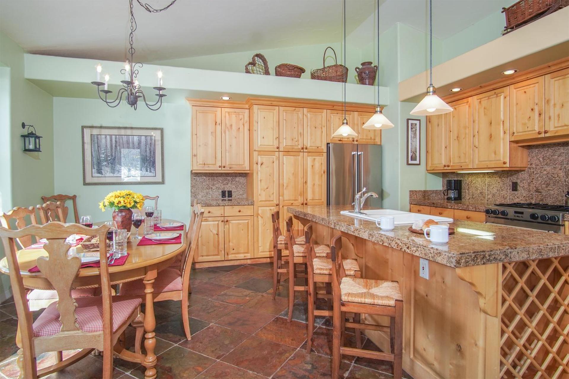 #215A-Great Location on the Bike/Ski path with garage: 10 minute Walk to Town & Lifts