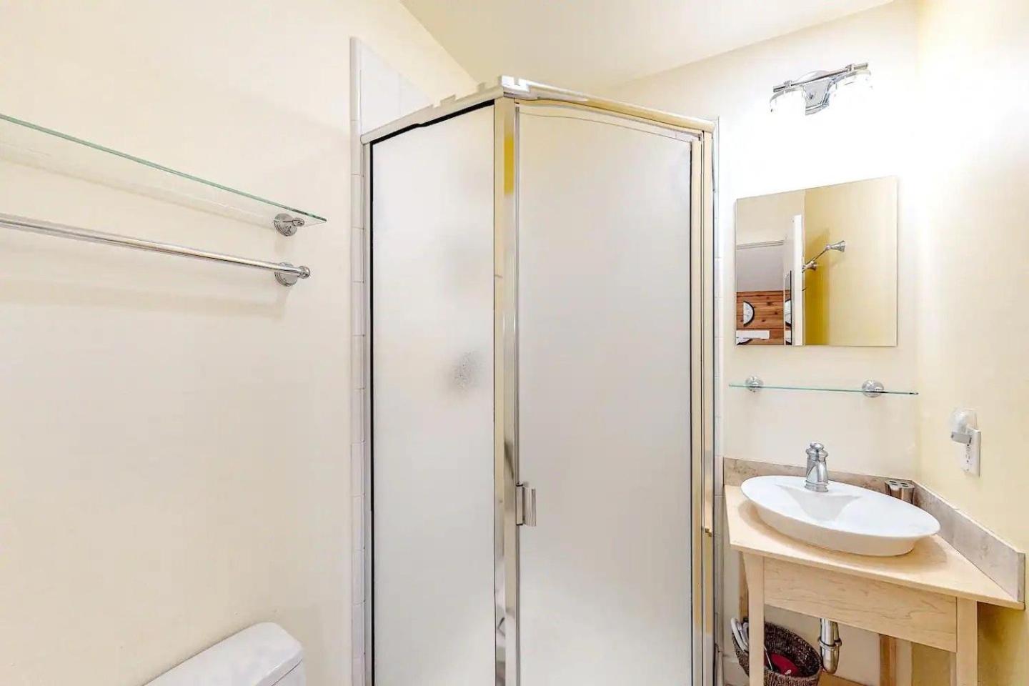Bluff Condo + Free guest passes to Elkhorn Resort amenities included!